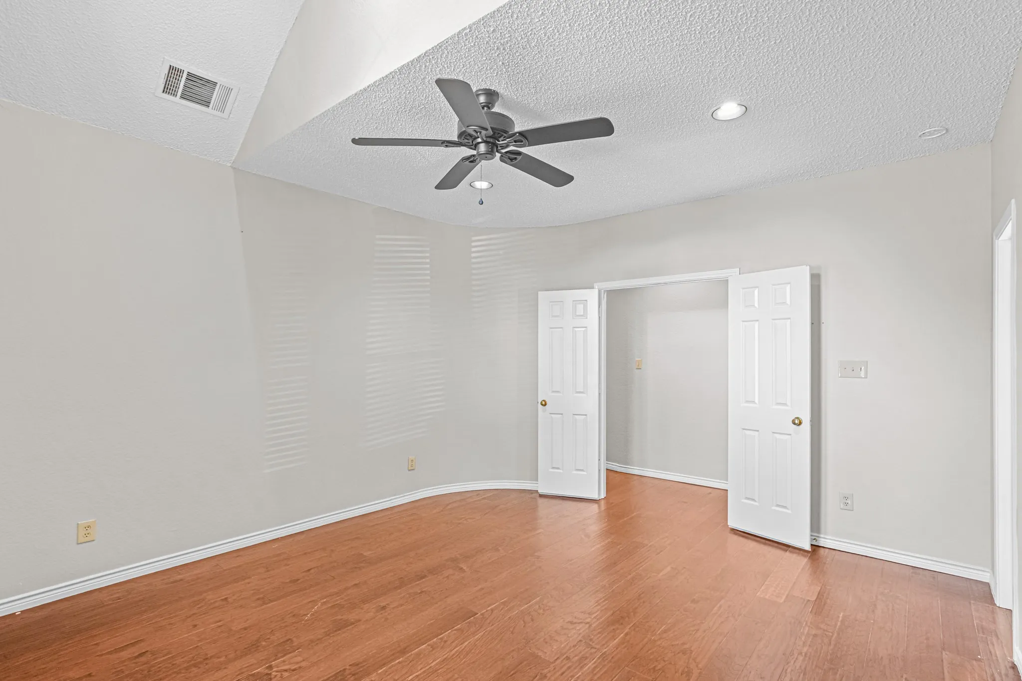 Single Family Residence For Sale in Tarrant County , 6816 Riverridge Road, Fort Worth, Texas 76116, 4 Bedroom, 3 Bathroom, 2 Garage spaces, 2,426 Sqft, built in 1984, mls#21388757, Real Estate Agent in Fort Worth, Homes For Sale in Tarrant county, Homes For Sale in Fort Worth, Realtor in Fort Worth Texas, Real Estate Brokerage Independent Realty Texas, Luminita Cordes Realtor