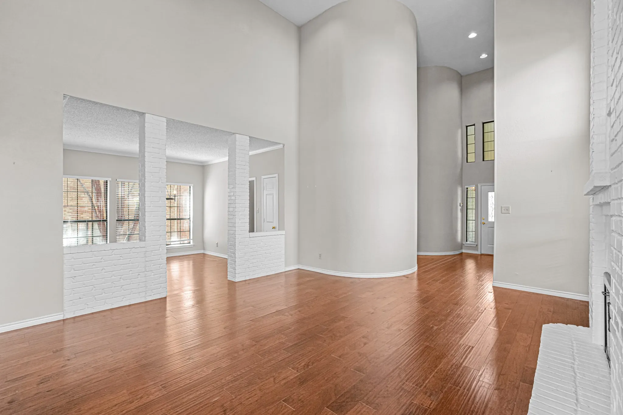 Single Family Residence For Sale in Tarrant County , 6816 Riverridge Road, Fort Worth, Texas 76116, 4 Bedroom, 3 Bathroom, 2 Garage spaces, 2,426 Sqft, built in 1984, mls#21388757, Real Estate Agent in Fort Worth, Homes For Sale in Tarrant county, Homes For Sale in Fort Worth, Realtor in Fort Worth Texas, Real Estate Brokerage Independent Realty Texas, Luminita Cordes Realtor
