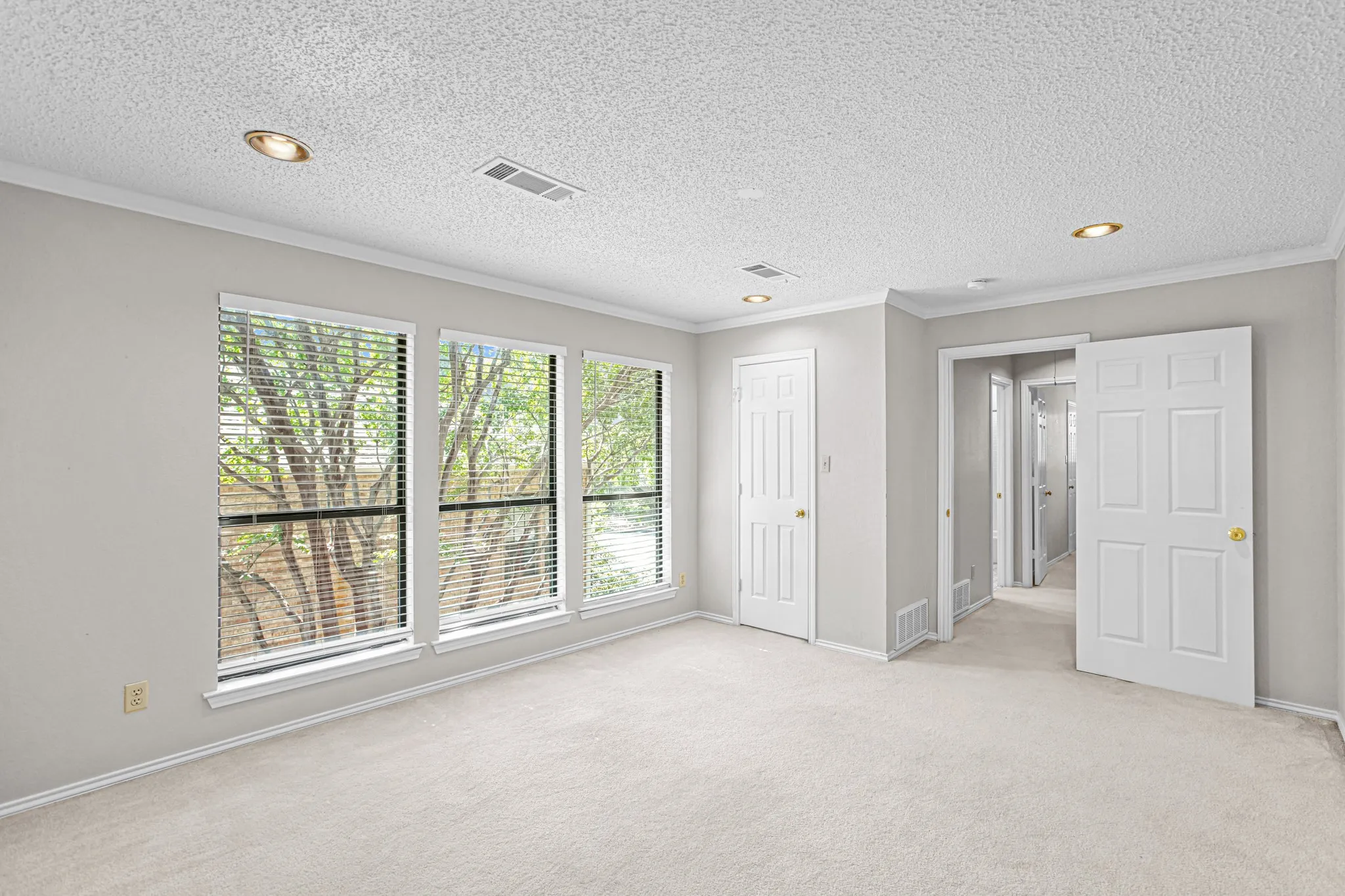 Single Family Residence For Sale in Tarrant County , 6816 Riverridge Road, Fort Worth, Texas 76116, 4 Bedroom, 3 Bathroom, 2 Garage spaces, 2,426 Sqft, built in 1984, mls#21388757, Real Estate Agent in Fort Worth, Homes For Sale in Tarrant county, Homes For Sale in Fort Worth, Realtor in Fort Worth Texas, Real Estate Brokerage Independent Realty Texas, Luminita Cordes Realtor