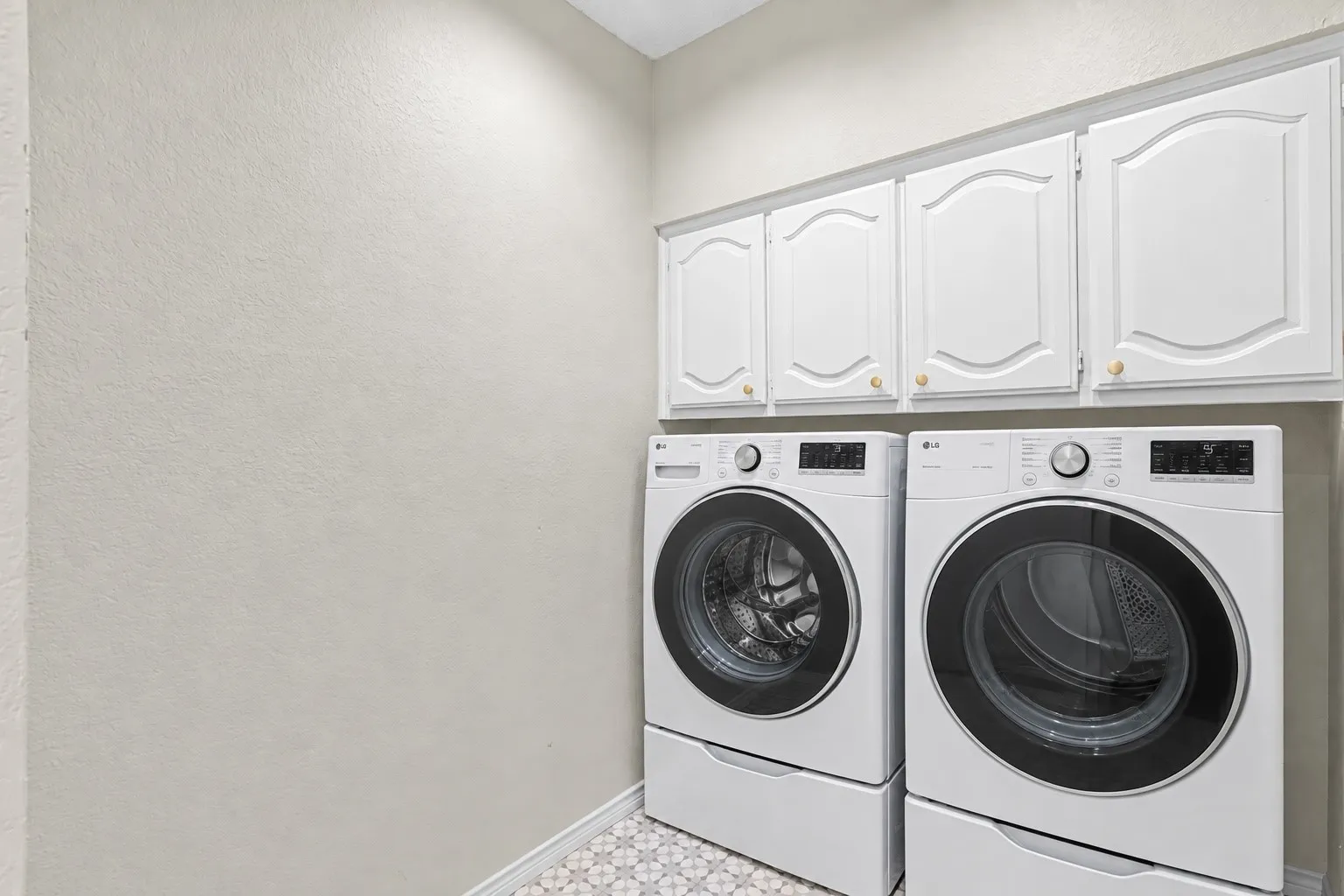 Single Family Residence For Sale in Tarrant County , 6816 Riverridge Road, Fort Worth, Texas 76116, 4 Bedroom, 3 Bathroom, 2 Garage spaces, 2,426 Sqft, built in 1984, mls#21388757, Real Estate Agent in Fort Worth, Homes For Sale in Tarrant county, Homes For Sale in Fort Worth, Realtor in Fort Worth Texas, Real Estate Brokerage Independent Realty Texas, Luminita Cordes Realtor