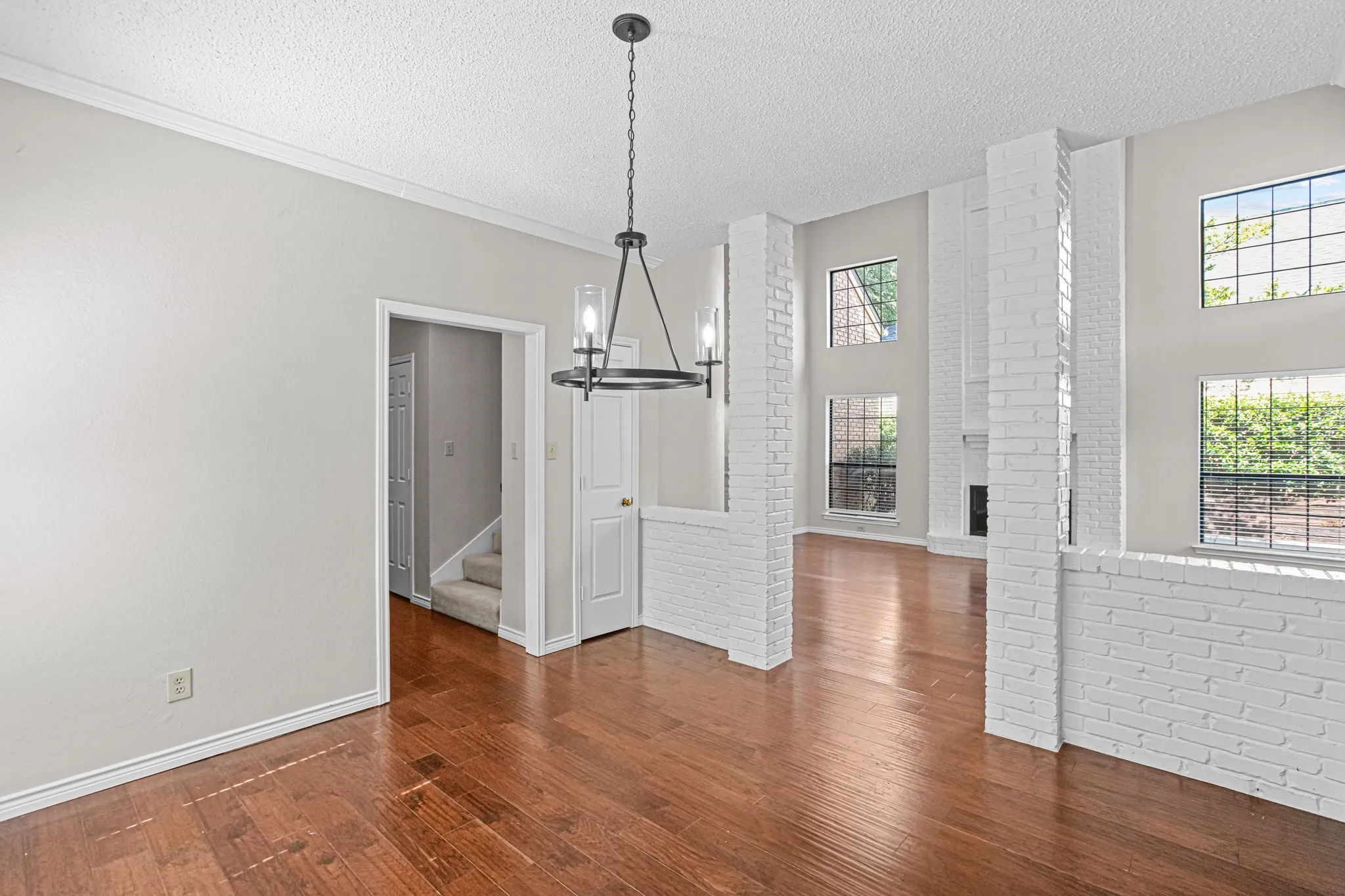 Single Family Residence For Sale in Tarrant County , 6816 Riverridge Road, Fort Worth, Texas 76116, 4 Bedroom, 3 Bathroom, 2 Garage spaces, 2,426 Sqft, built in 1984, mls#21388757, Real Estate Agent in Fort Worth, Homes For Sale in Tarrant county, Homes For Sale in Fort Worth, Realtor in Fort Worth Texas, Real Estate Brokerage Independent Realty Texas, Luminita Cordes Realtor