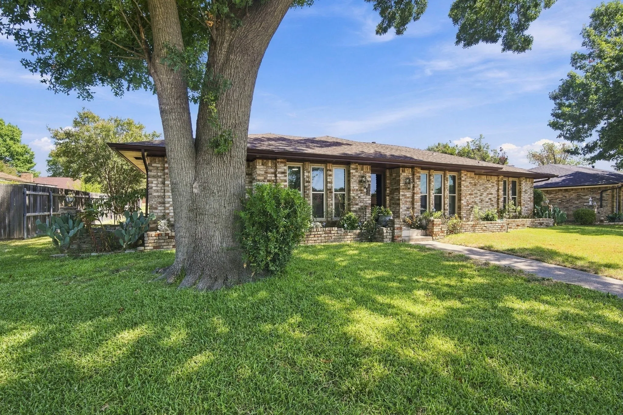 Single Family Residence For Sale in Dallas County , 1030 Shadywood Lane, De Soto, Texas 75115, 3 Bedroom, 2 Bathroom, 2 Garage spaces, 1,936 Sqft, built in 1973, mls#21388751, Real Estate Agent in De Soto, Homes For Sale in Dallas county, Homes For Sale in De Soto, Realtor in De Soto Texas, Real Estate Brokerage Independent Realty Texas, Luminita Cordes Realtor