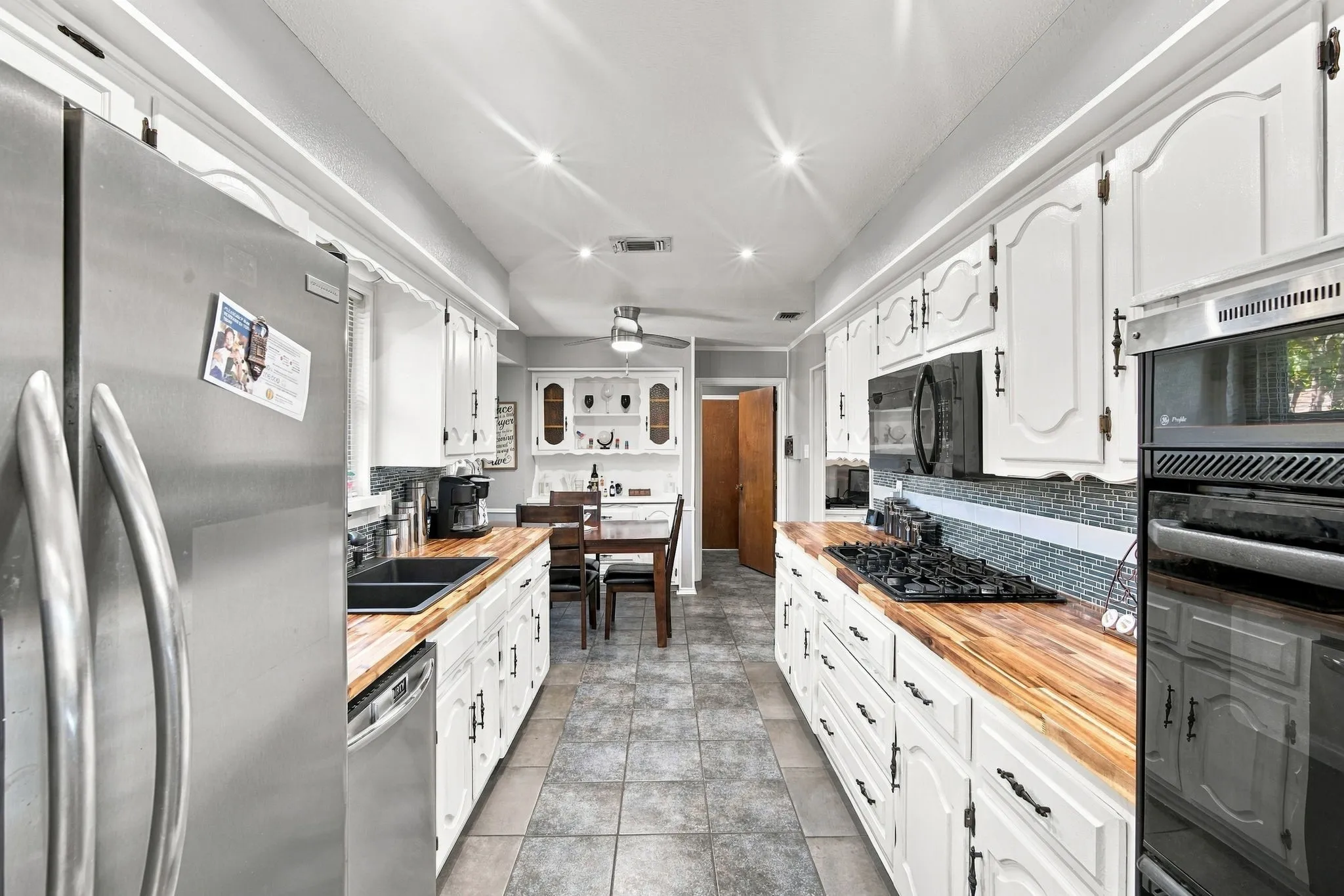Single Family Residence For Sale in Dallas County , 1030 Shadywood Lane, De Soto, Texas 75115, 3 Bedroom, 2 Bathroom, 2 Garage spaces, 1,936 Sqft, built in 1973, mls#21388751, Real Estate Agent in De Soto, Homes For Sale in Dallas county, Homes For Sale in De Soto, Realtor in De Soto Texas, Real Estate Brokerage Independent Realty Texas, Luminita Cordes Realtor
