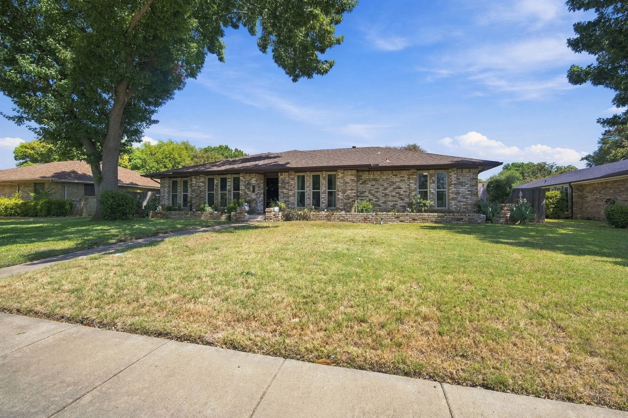 Single Family Residence For Sale in Dallas County , 1030 Shadywood Lane, De Soto, Texas 75115, 3 Bedroom, 2 Bathroom, 2 Garage spaces, 1,936 Sqft, built in 1973, mls#21388751, Real Estate Agent in De Soto, Homes For Sale in Dallas county, Homes For Sale in De Soto, Realtor in De Soto Texas, Real Estate Brokerage Independent Realty Texas, Luminita Cordes Realtor