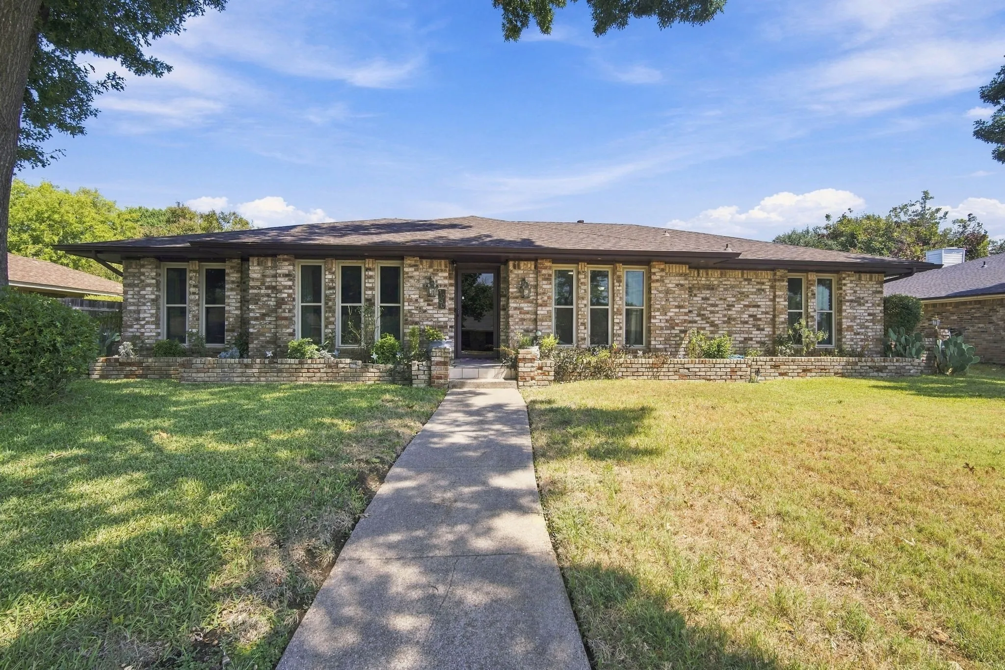 Single Family Residence For Sale in Dallas County , 1030 Shadywood Lane, De Soto, Texas 75115, 3 Bedroom, 2 Bathroom, 2 Garage spaces, 1,936 Sqft, built in 1973, mls#21388751, Real Estate Agent in De Soto, Homes For Sale in Dallas county, Homes For Sale in De Soto, Realtor in De Soto Texas, Real Estate Brokerage Independent Realty Texas, Luminita Cordes Realtor