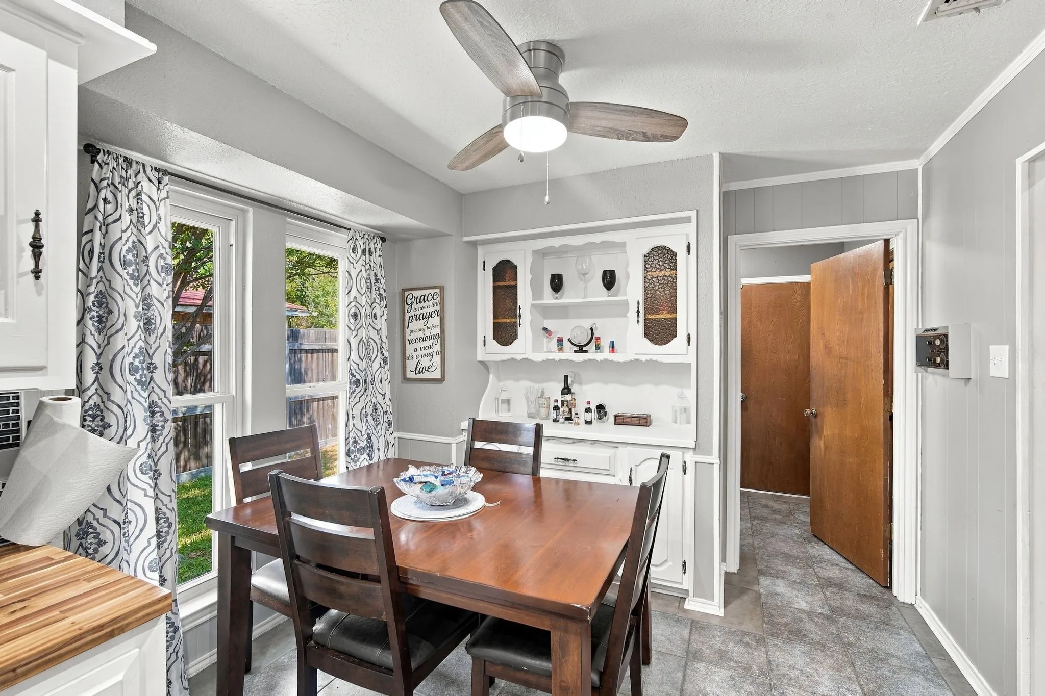 Single Family Residence For Sale in Dallas County , 1030 Shadywood Lane, De Soto, Texas 75115, 3 Bedroom, 2 Bathroom, 2 Garage spaces, 1,936 Sqft, built in 1973, mls#21388751, Real Estate Agent in De Soto, Homes For Sale in Dallas county, Homes For Sale in De Soto, Realtor in De Soto Texas, Real Estate Brokerage Independent Realty Texas, Luminita Cordes Realtor