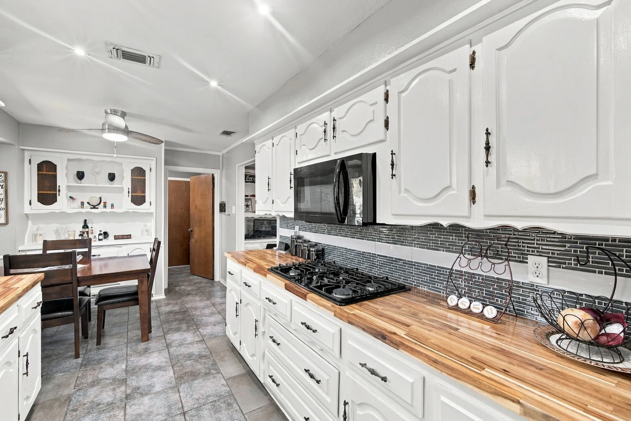 Single Family Residence For Sale in Dallas County , 1030 Shadywood Lane, De Soto, Texas 75115, 3 Bedroom, 2 Bathroom, 2 Garage spaces, 1,936 Sqft, built in 1973, mls#21388751, Real Estate Agent in De Soto, Homes For Sale in Dallas county, Homes For Sale in De Soto, Realtor in De Soto Texas, Real Estate Brokerage Independent Realty Texas, Luminita Cordes Realtor
