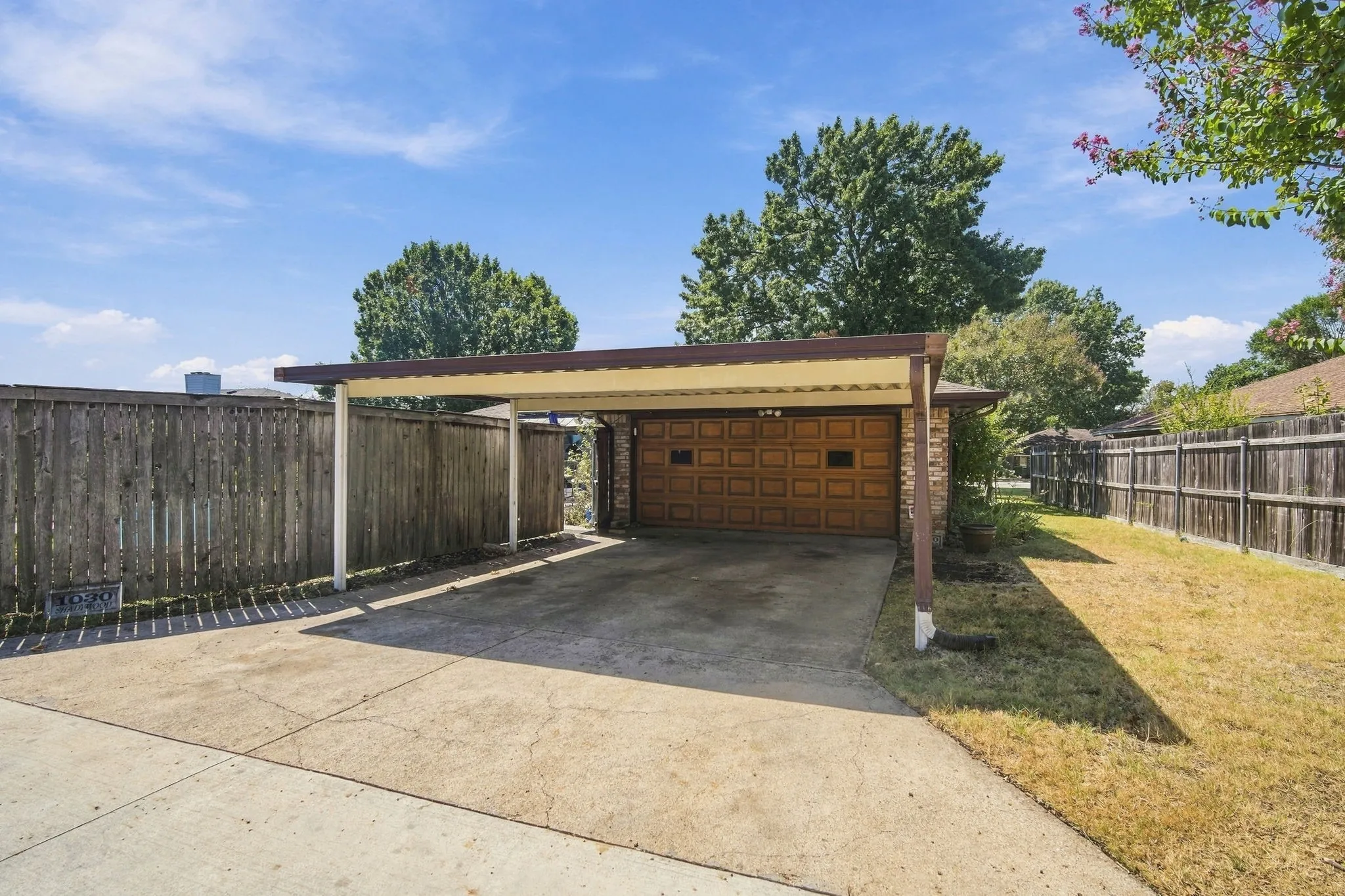 Single Family Residence For Sale in Dallas County , 1030 Shadywood Lane, De Soto, Texas 75115, 3 Bedroom, 2 Bathroom, 2 Garage spaces, 1,936 Sqft, built in 1973, mls#21388751, Real Estate Agent in De Soto, Homes For Sale in Dallas county, Homes For Sale in De Soto, Realtor in De Soto Texas, Real Estate Brokerage Independent Realty Texas, Luminita Cordes Realtor