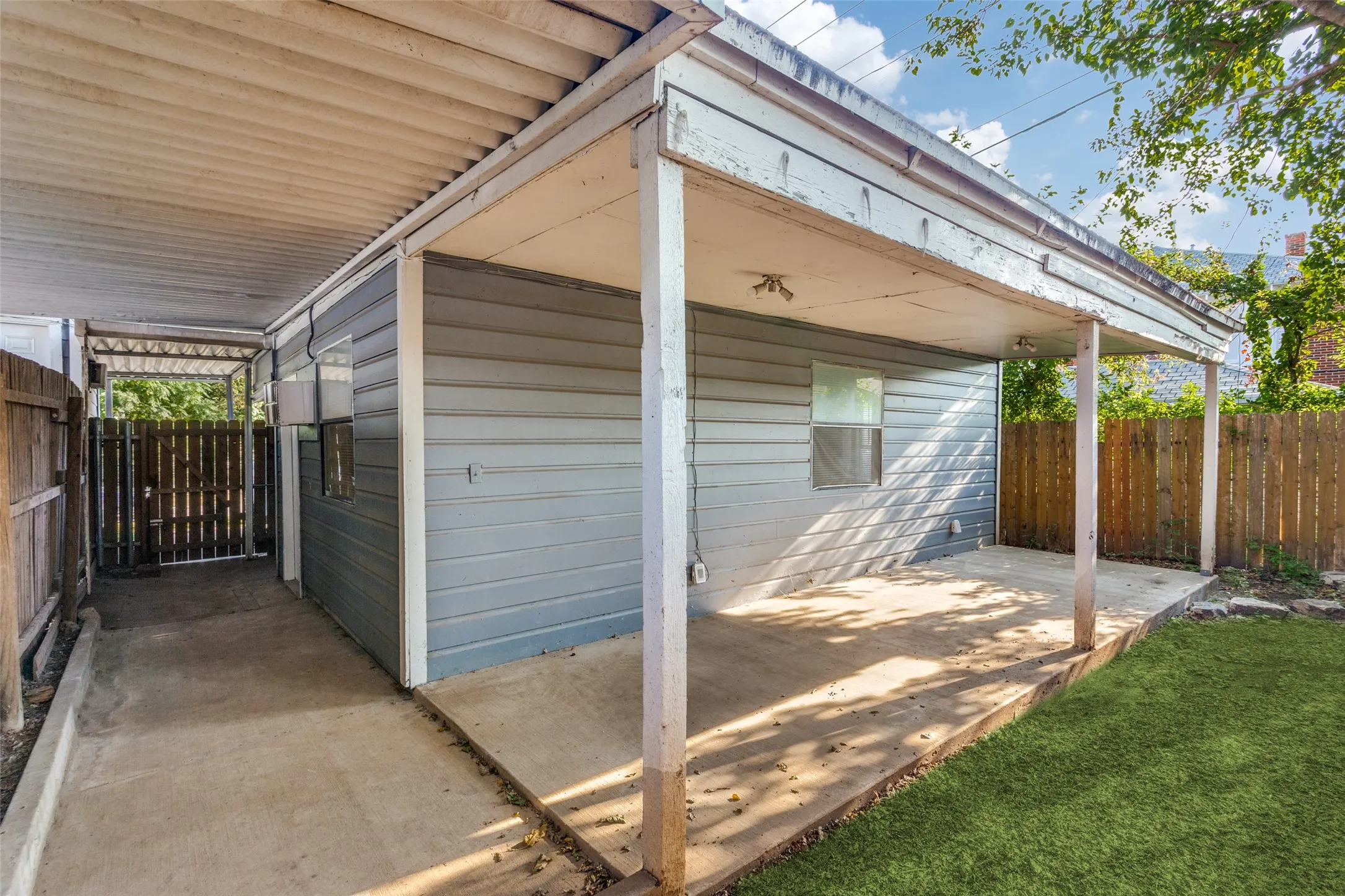 Covered patio with concrete flooring