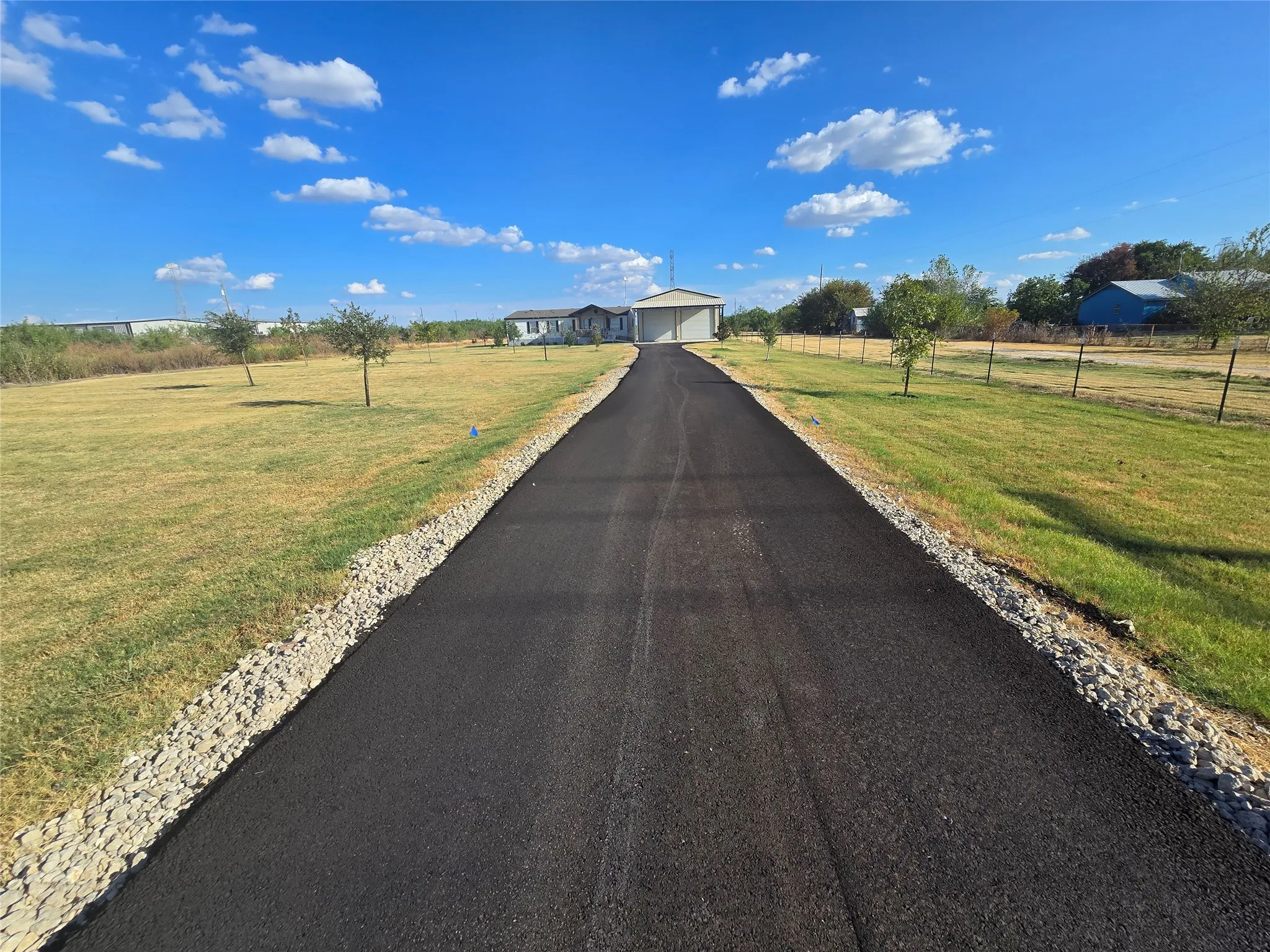 Paved driveway with gravel edging from street to home