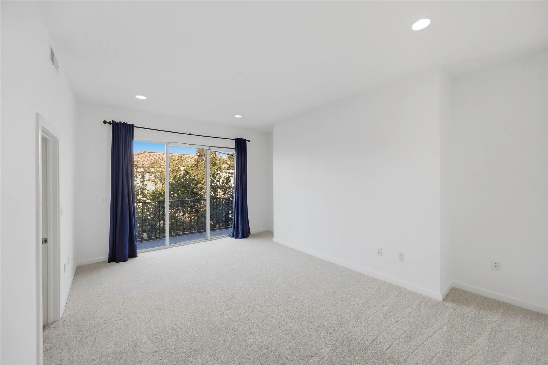 Condominium For Sale in Tarrant County , 2604 Museum Way 2106, Fort Worth, Texas 76107, 2 Bedroom, 3 Bathroom, 2 Garage spaces, 2,291 Sqft, built in 2006, mls#21388758, Real Estate Agent in Fort Worth, Homes For Sale in Tarrant county, Homes For Sale in Fort Worth, Realtor in Fort Worth Texas, Real Estate Brokerage Independent Realty Texas, Luminita Cordes Realtor