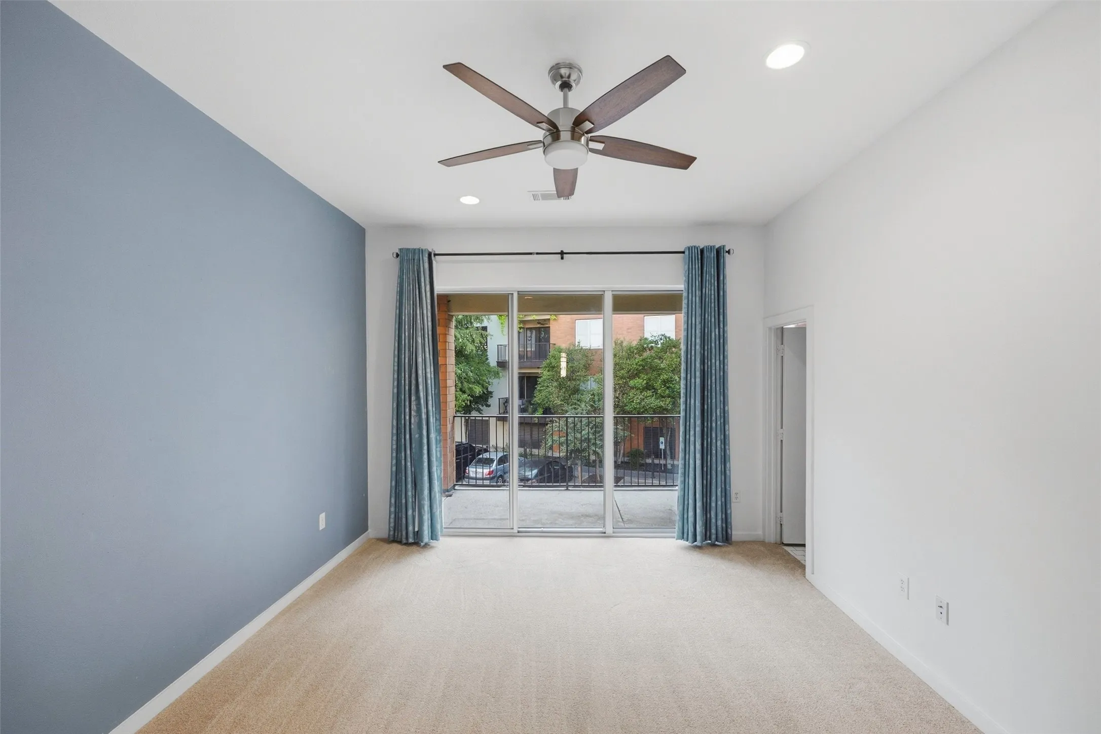 Condominium For Sale in Tarrant County , 2604 Museum Way 2106, Fort Worth, Texas 76107, 2 Bedroom, 3 Bathroom, 2 Garage spaces, 2,291 Sqft, built in 2006, mls#21388758, Real Estate Agent in Fort Worth, Homes For Sale in Tarrant county, Homes For Sale in Fort Worth, Realtor in Fort Worth Texas, Real Estate Brokerage Independent Realty Texas, Luminita Cordes Realtor