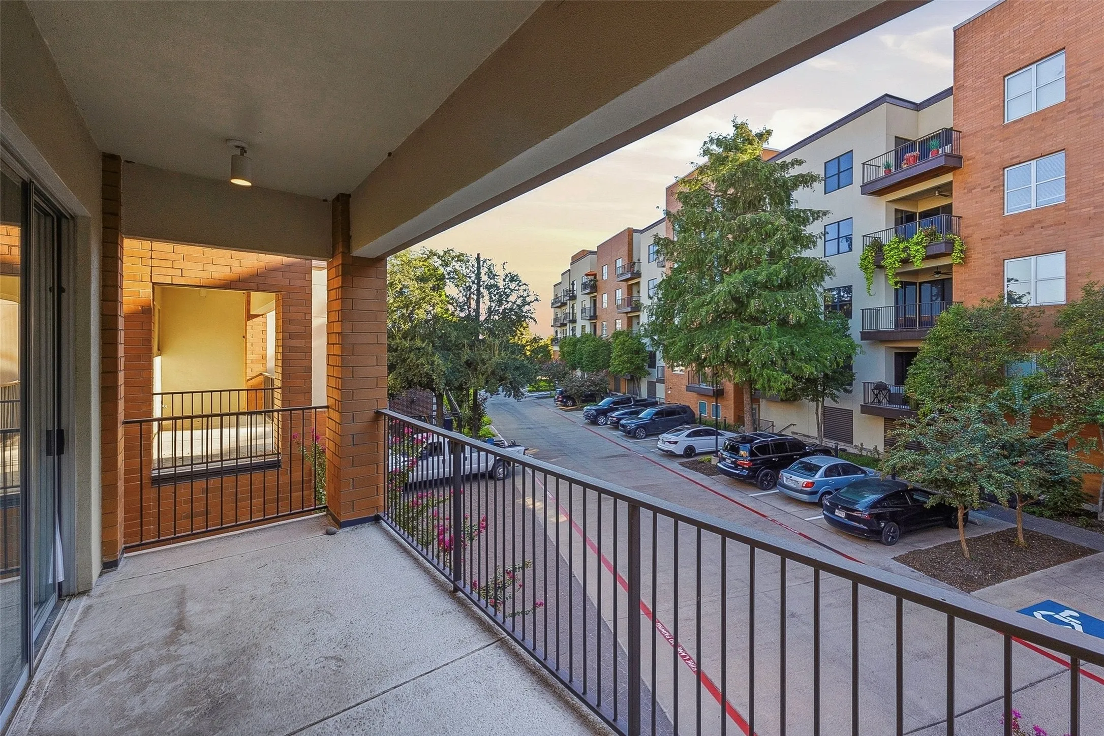 Condominium For Sale in Tarrant County , 2604 Museum Way 2106, Fort Worth, Texas 76107, 2 Bedroom, 3 Bathroom, 2 Garage spaces, 2,291 Sqft, built in 2006, mls#21388758, Real Estate Agent in Fort Worth, Homes For Sale in Tarrant county, Homes For Sale in Fort Worth, Realtor in Fort Worth Texas, Real Estate Brokerage Independent Realty Texas, Luminita Cordes Realtor