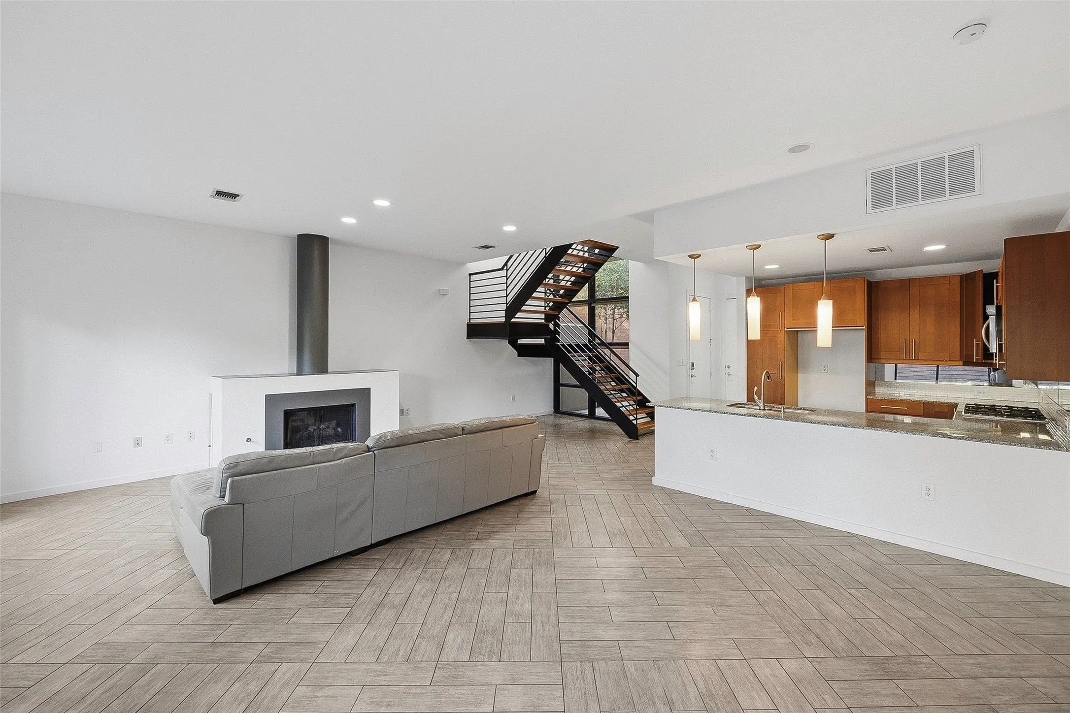 Condominium For Sale in Tarrant County , 2604 Museum Way 2106, Fort Worth, Texas 76107, 2 Bedroom, 3 Bathroom, 2 Garage spaces, 2,291 Sqft, built in 2006, mls#21388758, Real Estate Agent in Fort Worth, Homes For Sale in Tarrant county, Homes For Sale in Fort Worth, Realtor in Fort Worth Texas, Real Estate Brokerage Independent Realty Texas, Luminita Cordes Realtor