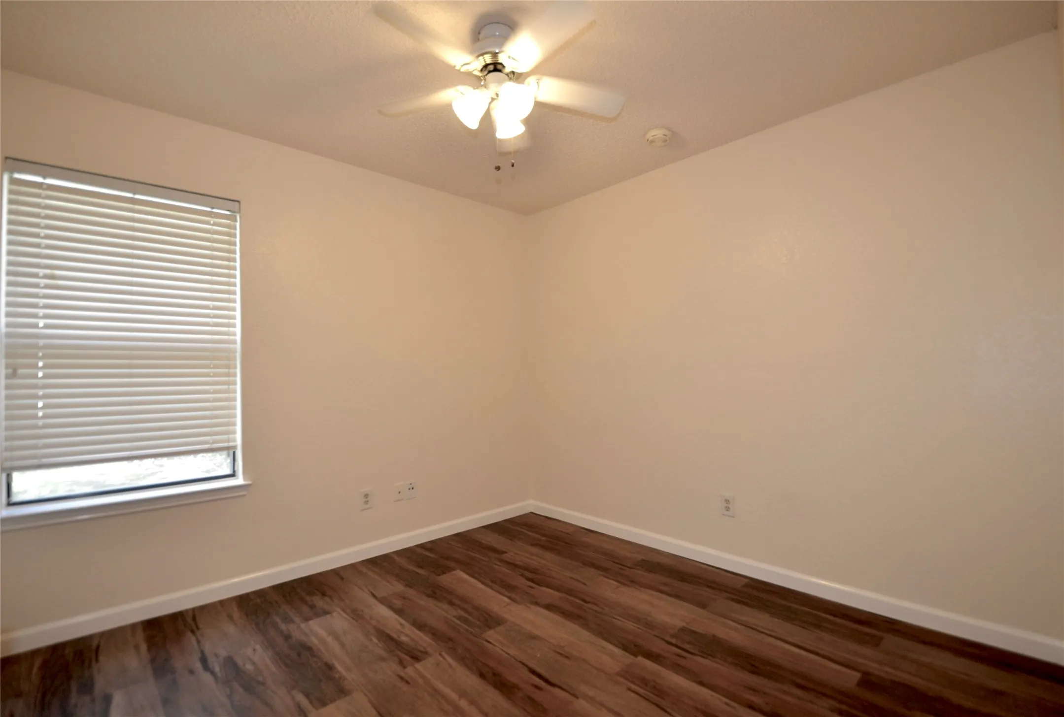 Single Family Residence For Rent in Collin County , 7972 Roundtable Road, Frisco, Texas 75035, 3 Bedroom, 2 Bathroom, 2 Garage spaces, 1,470 Sqft, built in 1991, mls#21387671, Real Estate Agent in Frisco, Homes For Rent in Collin county, Homes For Rent in Frisco, Realtor in Frisco Texas, Real Estate Brokerage Independent Realty Texas, Luminita Cordes Realtor