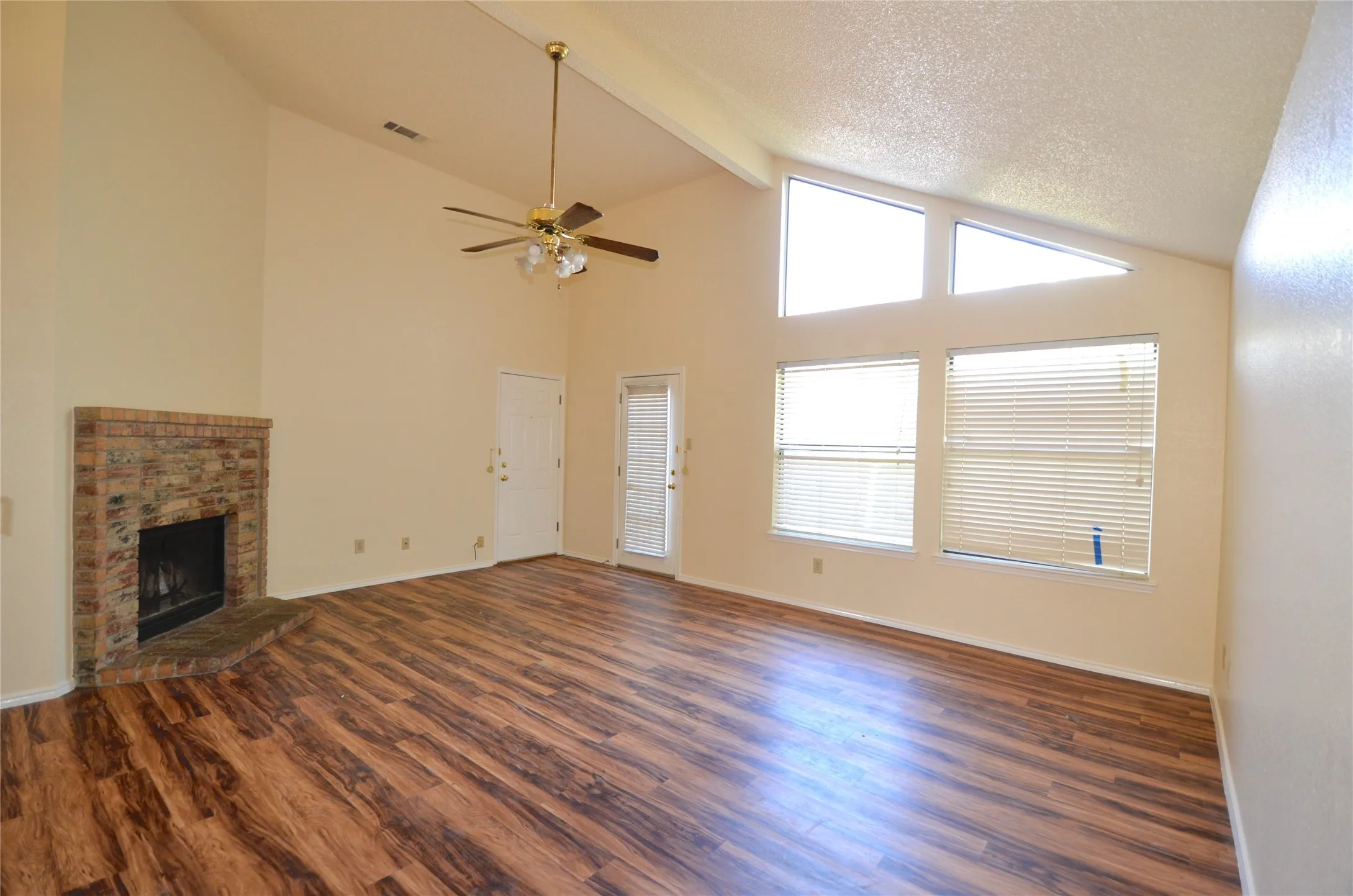 Single Family Residence For Rent in Collin County , 7972 Roundtable Road, Frisco, Texas 75035, 3 Bedroom, 2 Bathroom, 2 Garage spaces, 1,470 Sqft, built in 1991, mls#21387671, Real Estate Agent in Frisco, Homes For Rent in Collin county, Homes For Rent in Frisco, Realtor in Frisco Texas, Real Estate Brokerage Independent Realty Texas, Luminita Cordes Realtor