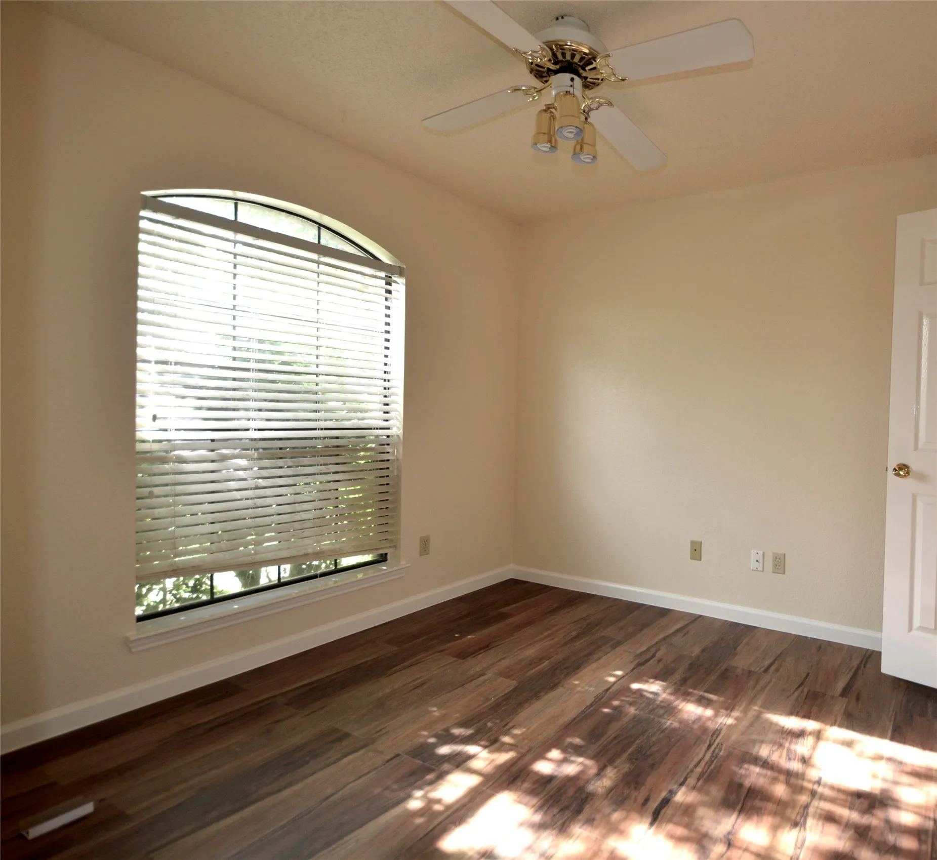 Single Family Residence For Rent in Collin County , 7972 Roundtable Road, Frisco, Texas 75035, 3 Bedroom, 2 Bathroom, 2 Garage spaces, 1,470 Sqft, built in 1991, mls#21387671, Real Estate Agent in Frisco, Homes For Rent in Collin county, Homes For Rent in Frisco, Realtor in Frisco Texas, Real Estate Brokerage Independent Realty Texas, Luminita Cordes Realtor