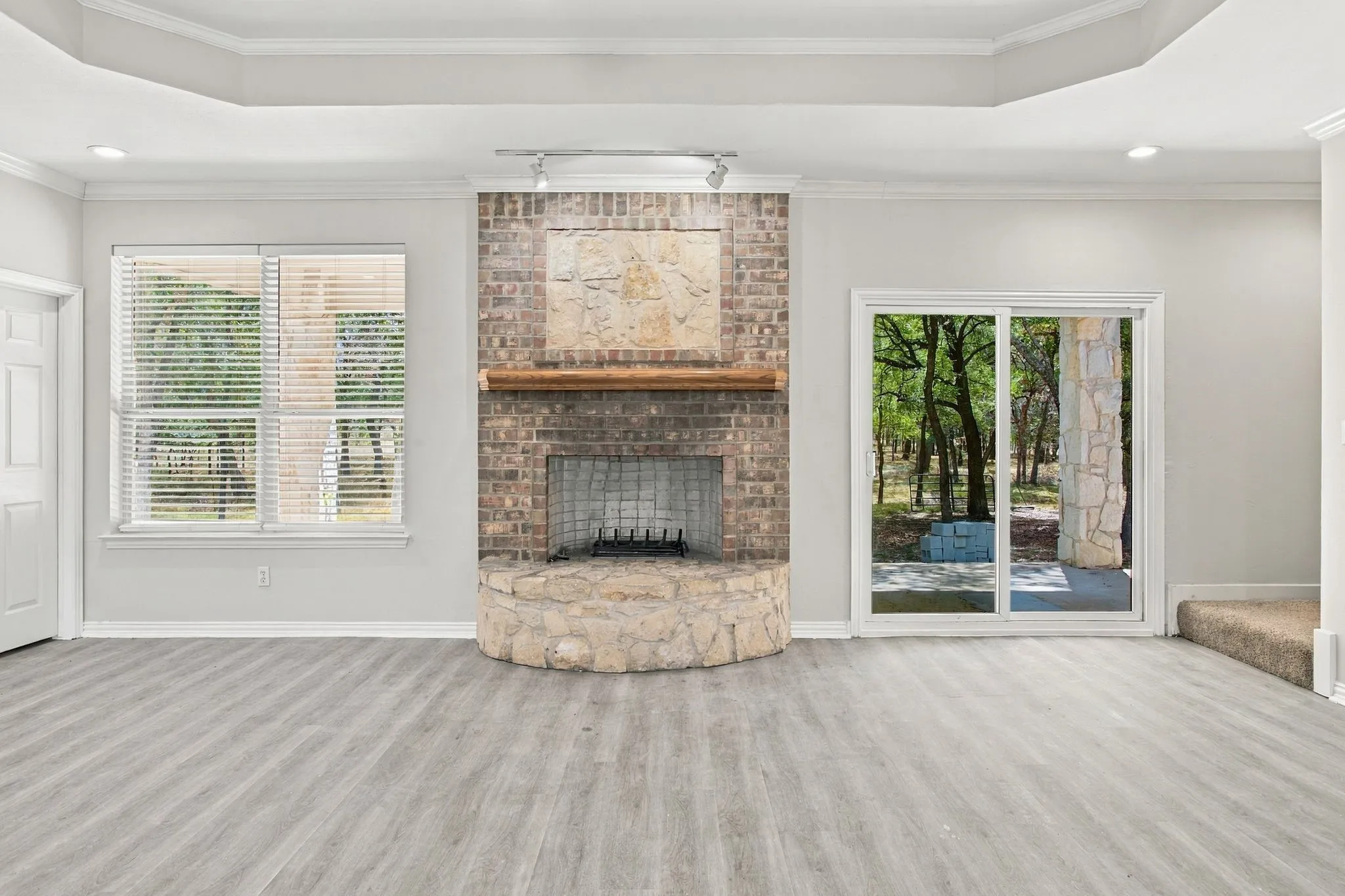 Tray ceiling with recessed lighting
