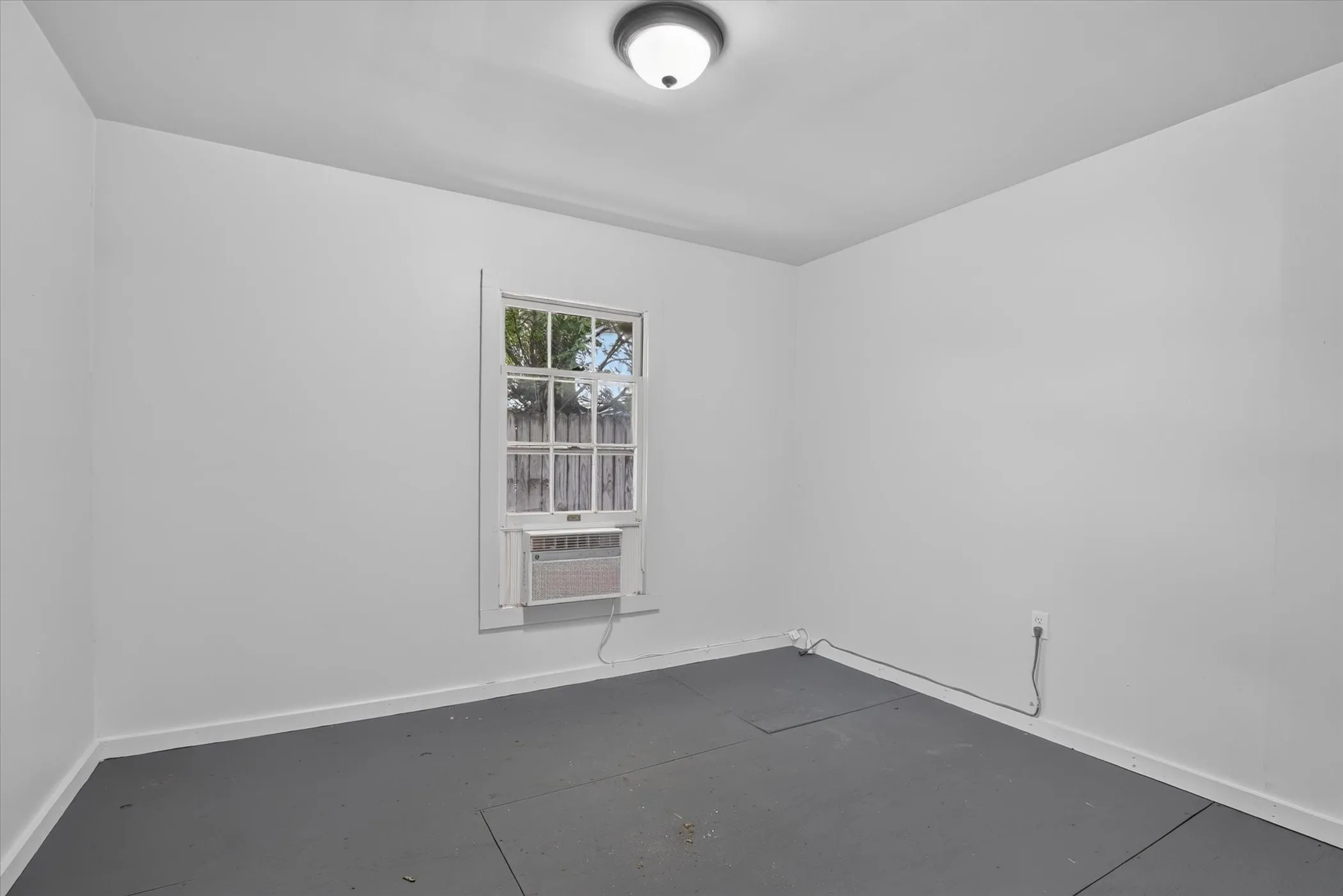 Window-mounted air conditioning unit