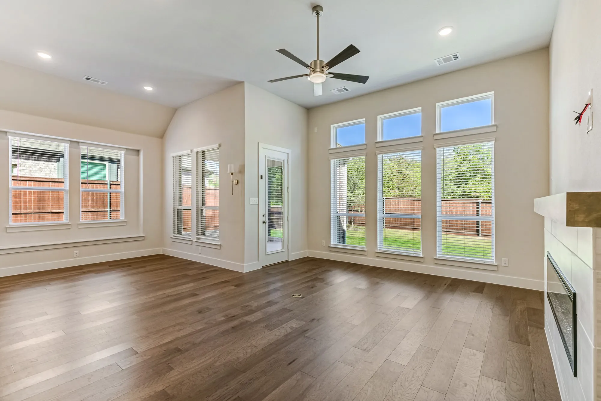 Single Family Residence For Sale in Tarrant County , 10129 La Frontera Drive, Fort Worth, Texas 76179, 4 Bedroom, 4 Bathroom, 2 Garage spaces, 2,613 Sqft, built in 2024, mls#21387080, Real Estate Agent in Fort Worth, Homes For Sale in Tarrant county, Homes For Sale in Fort Worth, Realtor in Fort Worth Texas, Real Estate Brokerage Independent Realty Texas, Luminita Cordes Realtor