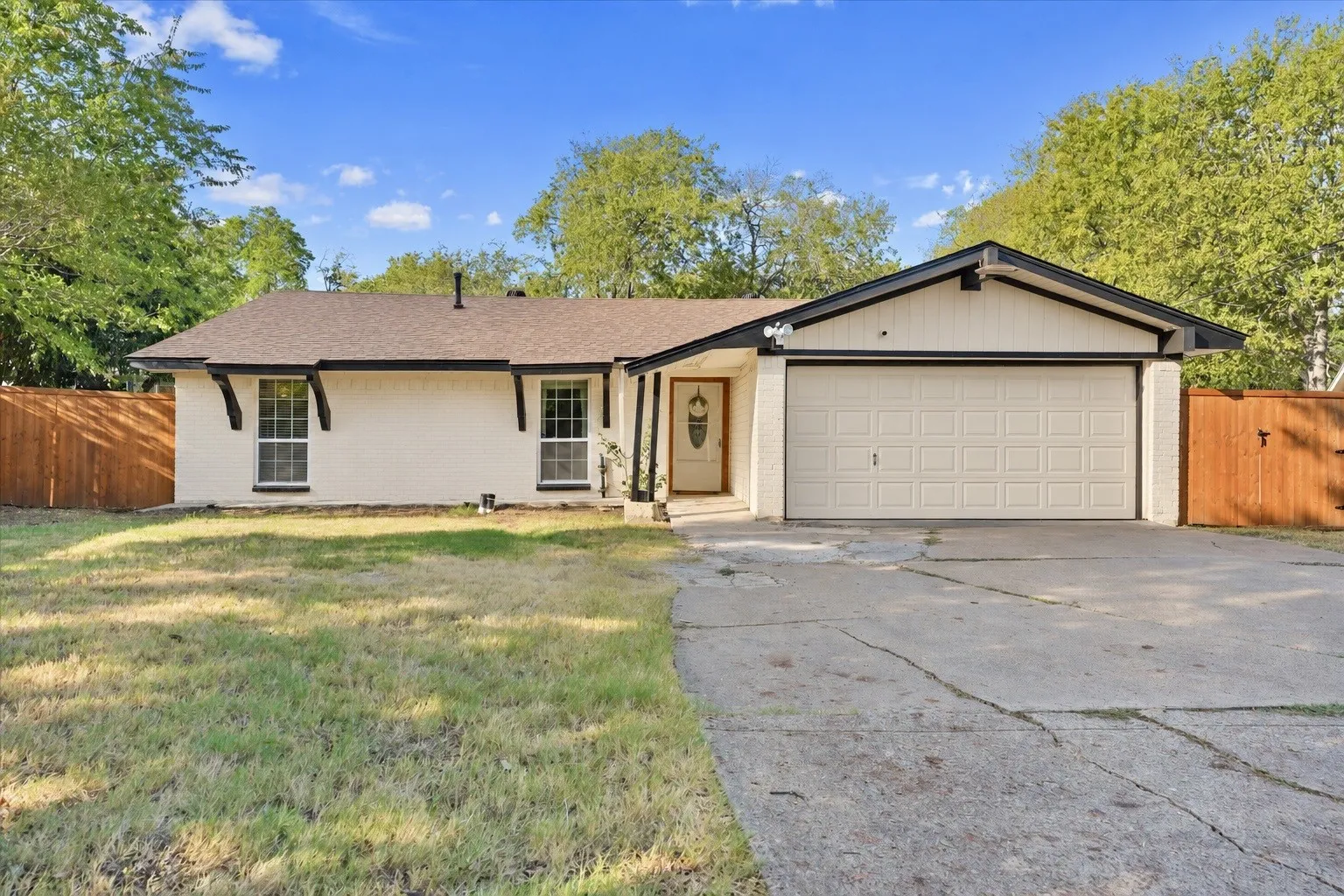 Single Family Residence For Sale in Dallas County , 9308 Sandyhook Circle, Dallas, Texas 75227, 4 Bedroom, 2 Bathroom, 2 Garage spaces, 1,252 Sqft, built in 1971, mls#21388707, Real Estate Agent in Dallas, Homes For Sale in Dallas county, Homes For Sale in Dallas, Realtor in Dallas Texas, Real Estate Brokerage Independent Realty Texas, Luminita Cordes Realtor