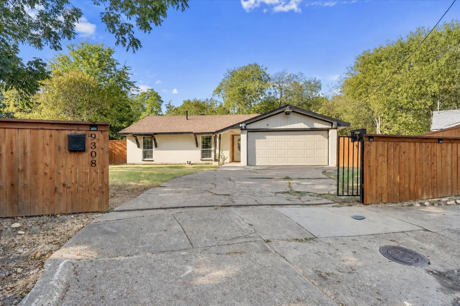 Single Family Residence For Sale in Dallas County , 9308 Sandyhook Circle, Dallas, Texas 75227, 4 Bedroom, 2 Bathroom, 2 Garage spaces, 1,252 Sqft, built in 1971, mls#21388707, Real Estate Agent in Dallas, Homes For Sale in Dallas county, Homes For Sale in Dallas, Realtor in Dallas Texas, Real Estate Brokerage Independent Realty Texas, Luminita Cordes Realtor