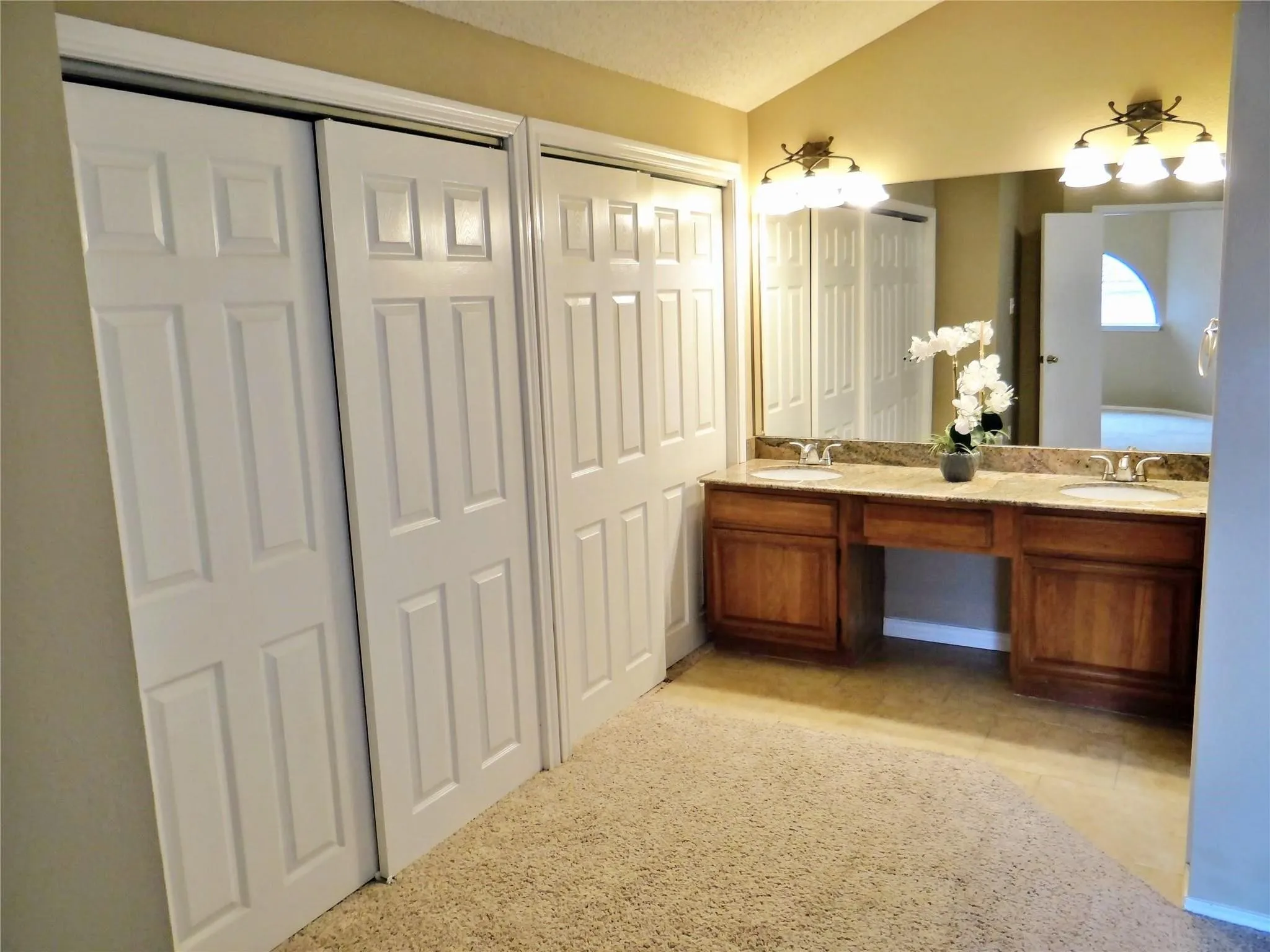 Townhouse For Sale in Dallas County , 517 Ranch Trail 127, Irving, Texas 75063, 2 Bedroom, 2 Bathroom, 1 Garage spaces, 1,189 Sqft, built in 1985, mls#21387766, Real Estate Agent in Irving, Homes For Sale in Dallas county, Homes For Sale in Irving, Realtor in Irving Texas, Real Estate Brokerage Independent Realty Texas, Luminita Cordes Realtor
