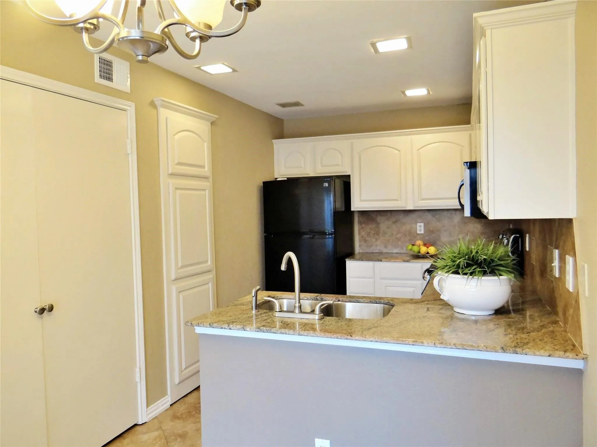 Townhouse For Sale in Dallas County , 517 Ranch Trail 127, Irving, Texas 75063, 2 Bedroom, 2 Bathroom, 1 Garage spaces, 1,189 Sqft, built in 1985, mls#21387766, Real Estate Agent in Irving, Homes For Sale in Dallas county, Homes For Sale in Irving, Realtor in Irving Texas, Real Estate Brokerage Independent Realty Texas, Luminita Cordes Realtor