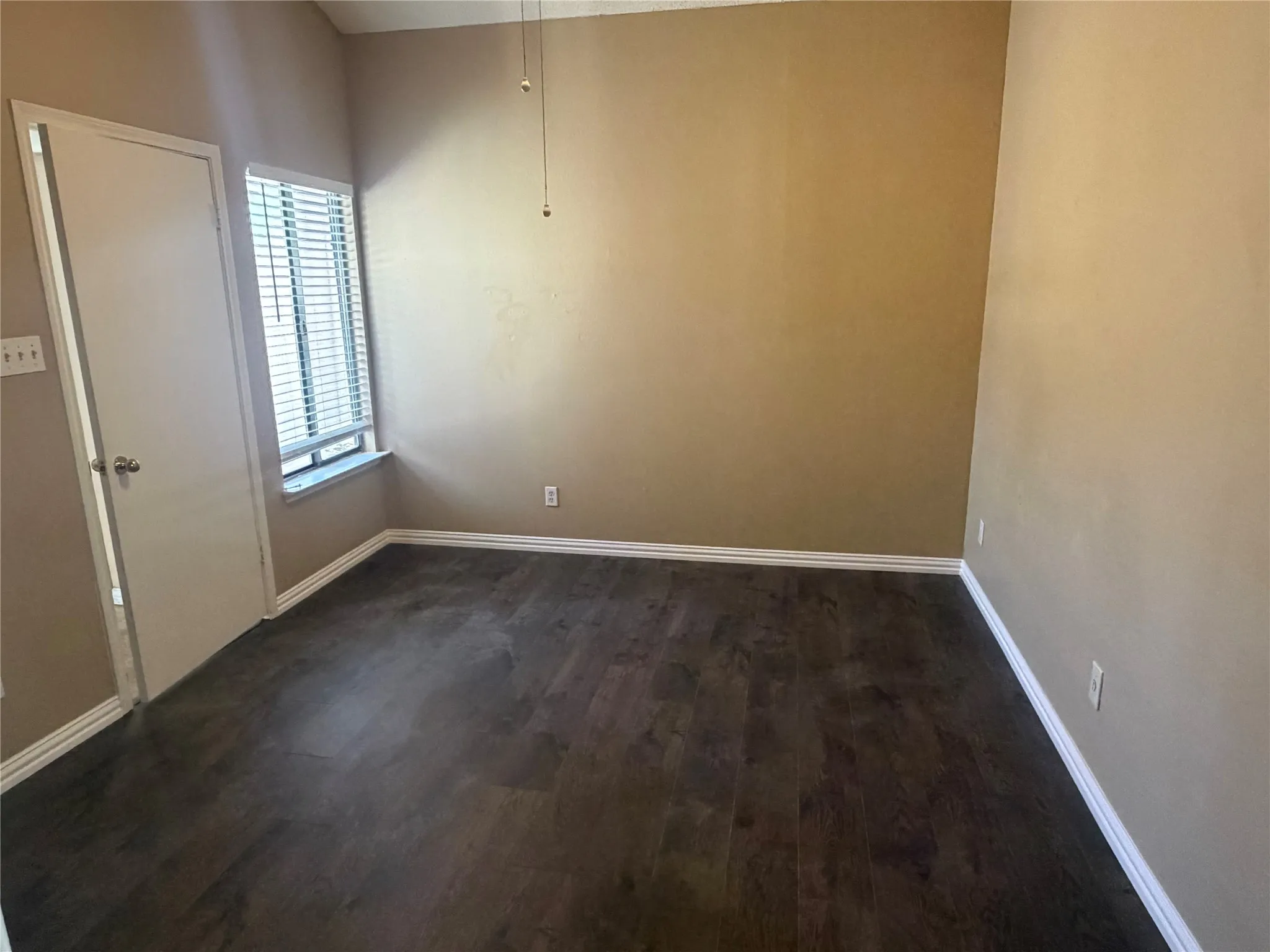 Townhouse For Sale in Dallas County , 517 Ranch Trail 127, Irving, Texas 75063, 2 Bedroom, 2 Bathroom, 1 Garage spaces, 1,189 Sqft, built in 1985, mls#21387766, Real Estate Agent in Irving, Homes For Sale in Dallas county, Homes For Sale in Irving, Realtor in Irving Texas, Real Estate Brokerage Independent Realty Texas, Luminita Cordes Realtor