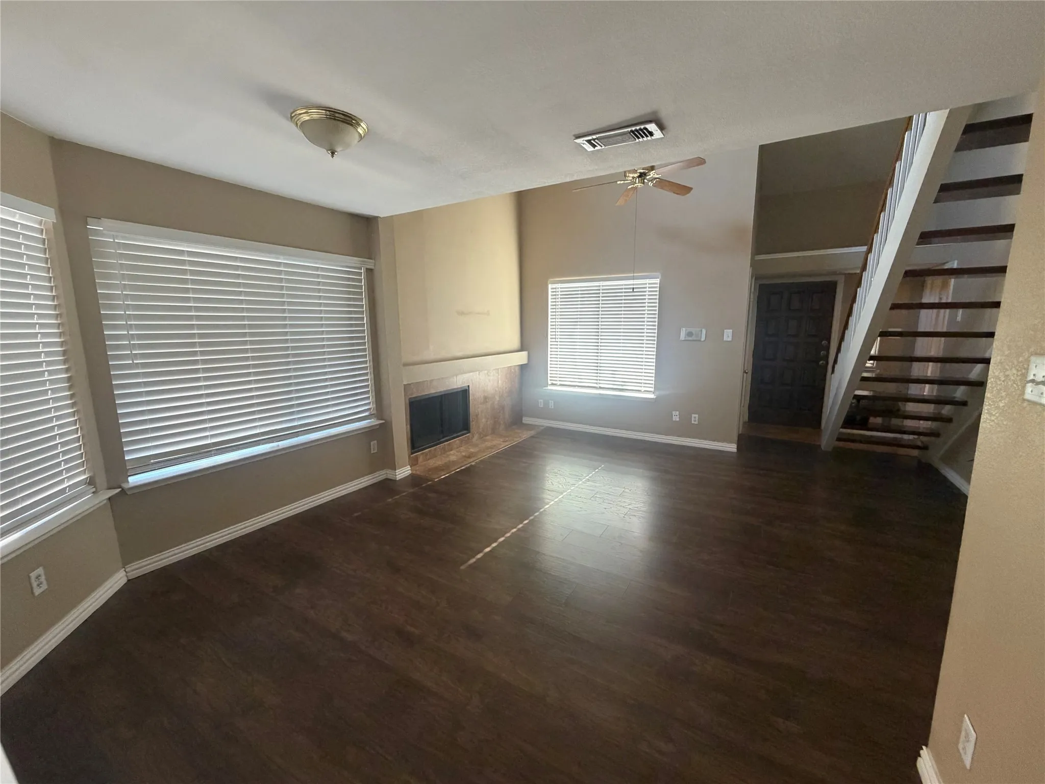 Townhouse For Sale in Dallas County , 517 Ranch Trail 127, Irving, Texas 75063, 2 Bedroom, 2 Bathroom, 1 Garage spaces, 1,189 Sqft, built in 1985, mls#21387766, Real Estate Agent in Irving, Homes For Sale in Dallas county, Homes For Sale in Irving, Realtor in Irving Texas, Real Estate Brokerage Independent Realty Texas, Luminita Cordes Realtor