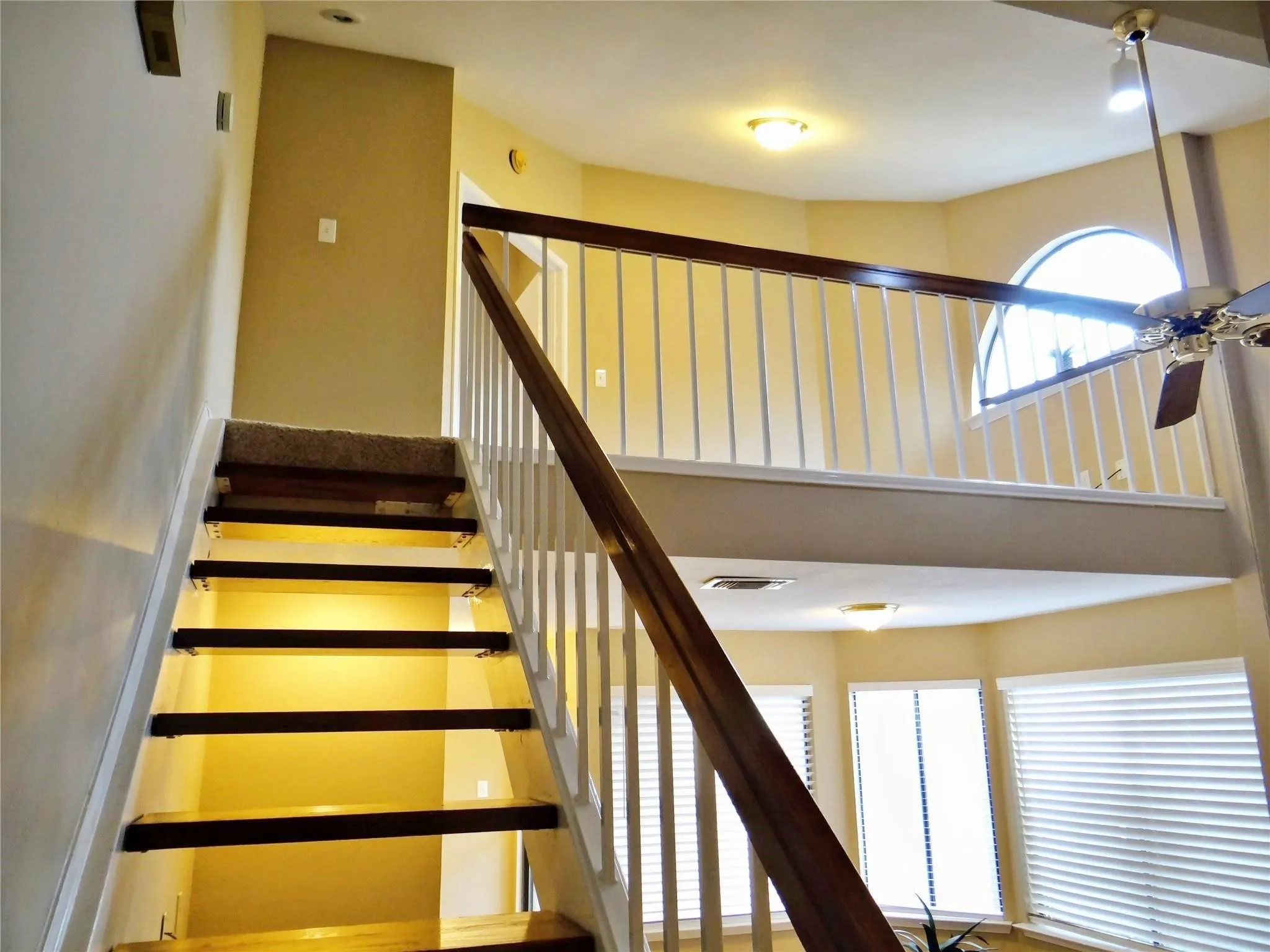 Townhouse For Sale in Dallas County , 517 Ranch Trail 127, Irving, Texas 75063, 2 Bedroom, 2 Bathroom, 1 Garage spaces, 1,189 Sqft, built in 1985, mls#21387766, Real Estate Agent in Irving, Homes For Sale in Dallas county, Homes For Sale in Irving, Realtor in Irving Texas, Real Estate Brokerage Independent Realty Texas, Luminita Cordes Realtor