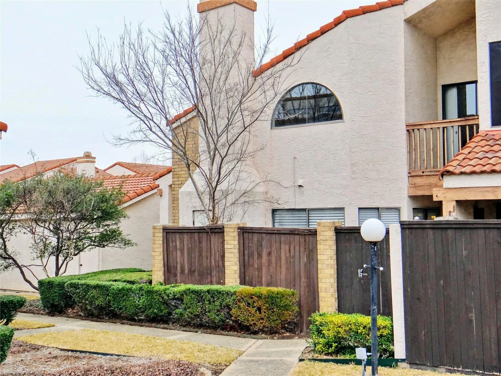 Townhouse For Sale in Dallas County , 517 Ranch Trail 127, Irving, Texas 75063, 2 Bedroom, 2 Bathroom, 1 Garage spaces, 1,189 Sqft, built in 1985, mls#21387766, Real Estate Agent in Irving, Homes For Sale in Dallas county, Homes For Sale in Irving, Realtor in Irving Texas, Real Estate Brokerage Independent Realty Texas, Luminita Cordes Realtor