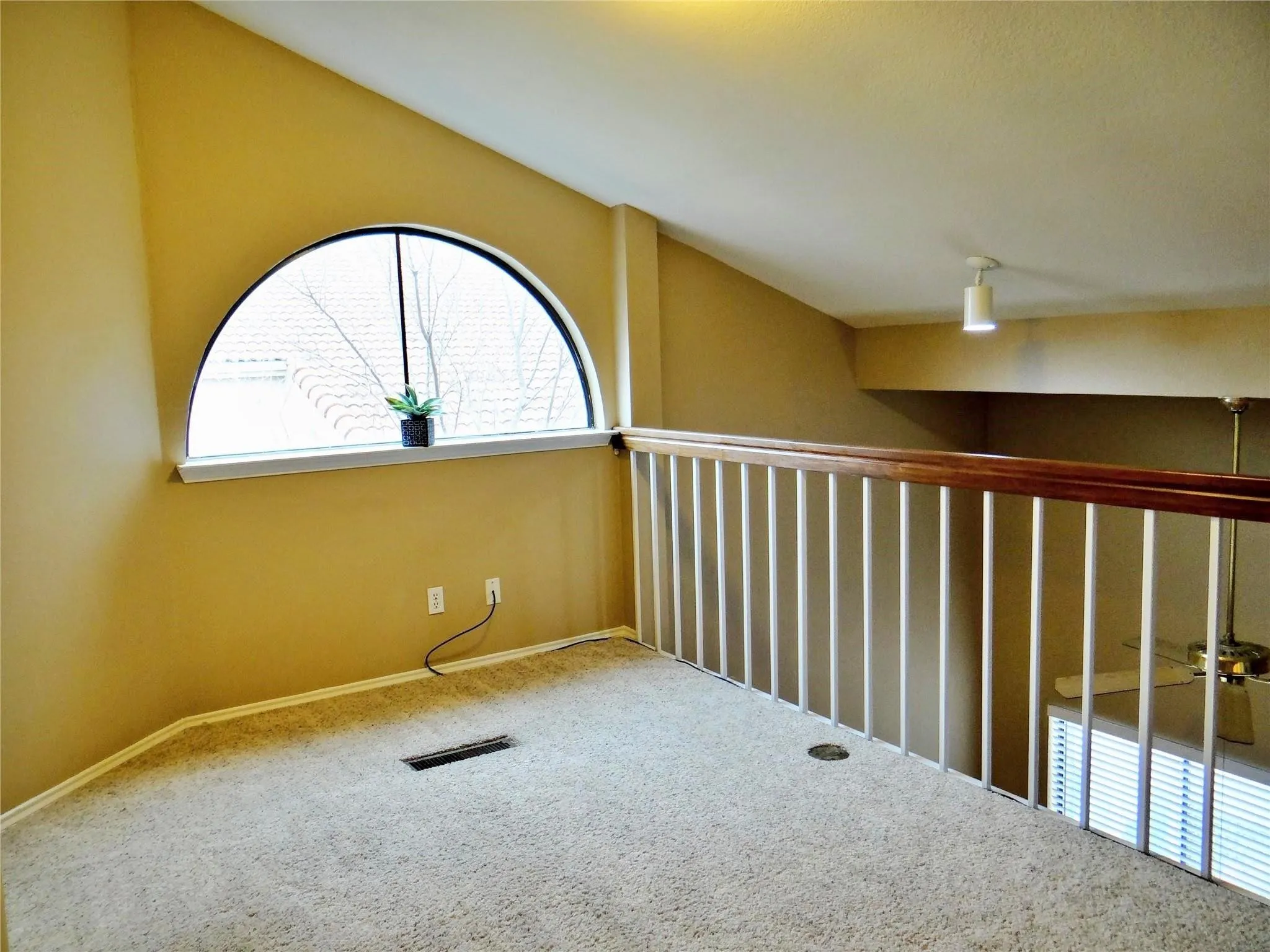 Townhouse For Sale in Dallas County , 517 Ranch Trail 127, Irving, Texas 75063, 2 Bedroom, 2 Bathroom, 1 Garage spaces, 1,189 Sqft, built in 1985, mls#21387766, Real Estate Agent in Irving, Homes For Sale in Dallas county, Homes For Sale in Irving, Realtor in Irving Texas, Real Estate Brokerage Independent Realty Texas, Luminita Cordes Realtor