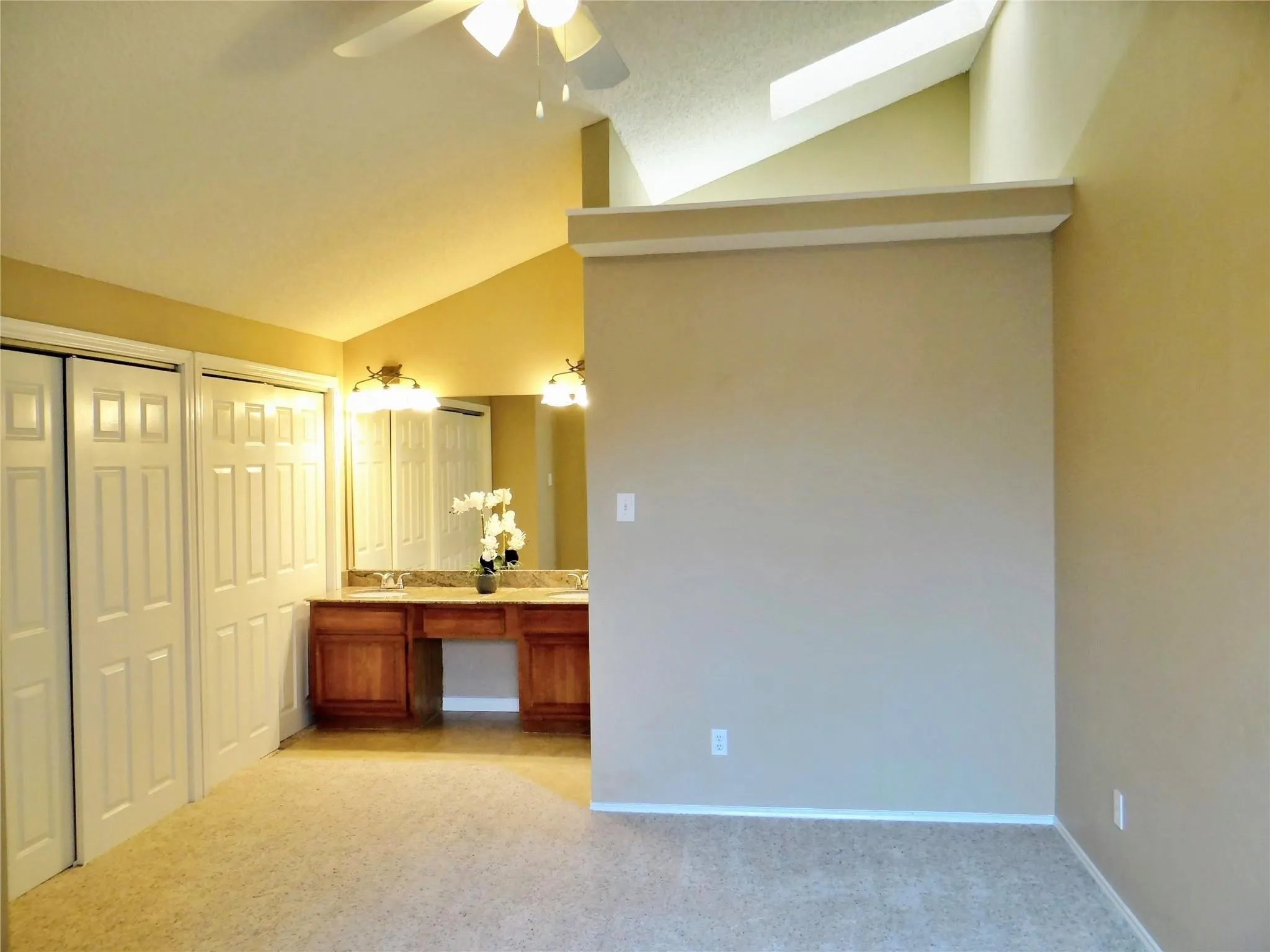 Townhouse For Sale in Dallas County , 517 Ranch Trail 127, Irving, Texas 75063, 2 Bedroom, 2 Bathroom, 1 Garage spaces, 1,189 Sqft, built in 1985, mls#21387766, Real Estate Agent in Irving, Homes For Sale in Dallas county, Homes For Sale in Irving, Realtor in Irving Texas, Real Estate Brokerage Independent Realty Texas, Luminita Cordes Realtor