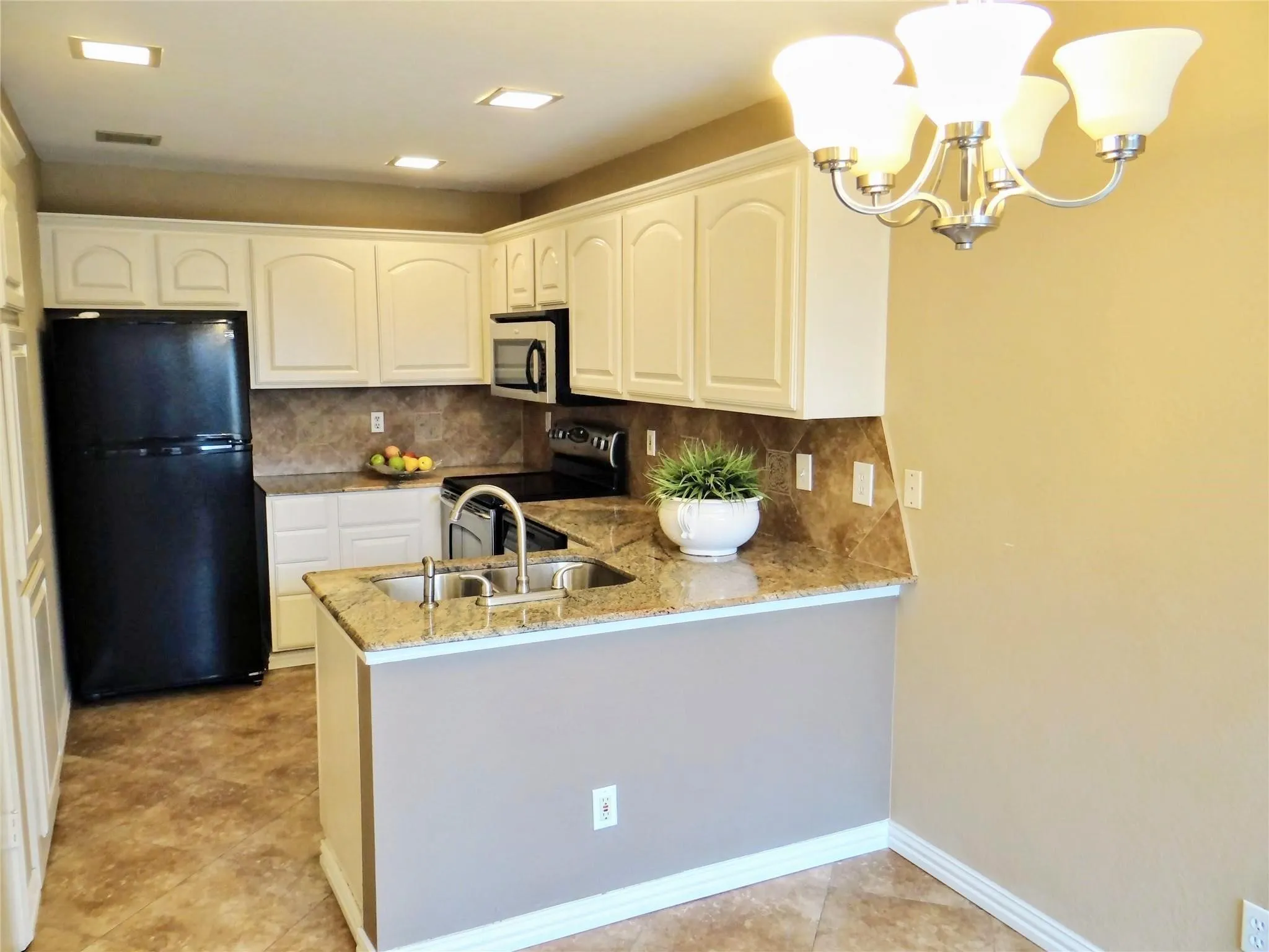 Townhouse For Sale in Dallas County , 517 Ranch Trail 127, Irving, Texas 75063, 2 Bedroom, 2 Bathroom, 1 Garage spaces, 1,189 Sqft, built in 1985, mls#21387766, Real Estate Agent in Irving, Homes For Sale in Dallas county, Homes For Sale in Irving, Realtor in Irving Texas, Real Estate Brokerage Independent Realty Texas, Luminita Cordes Realtor