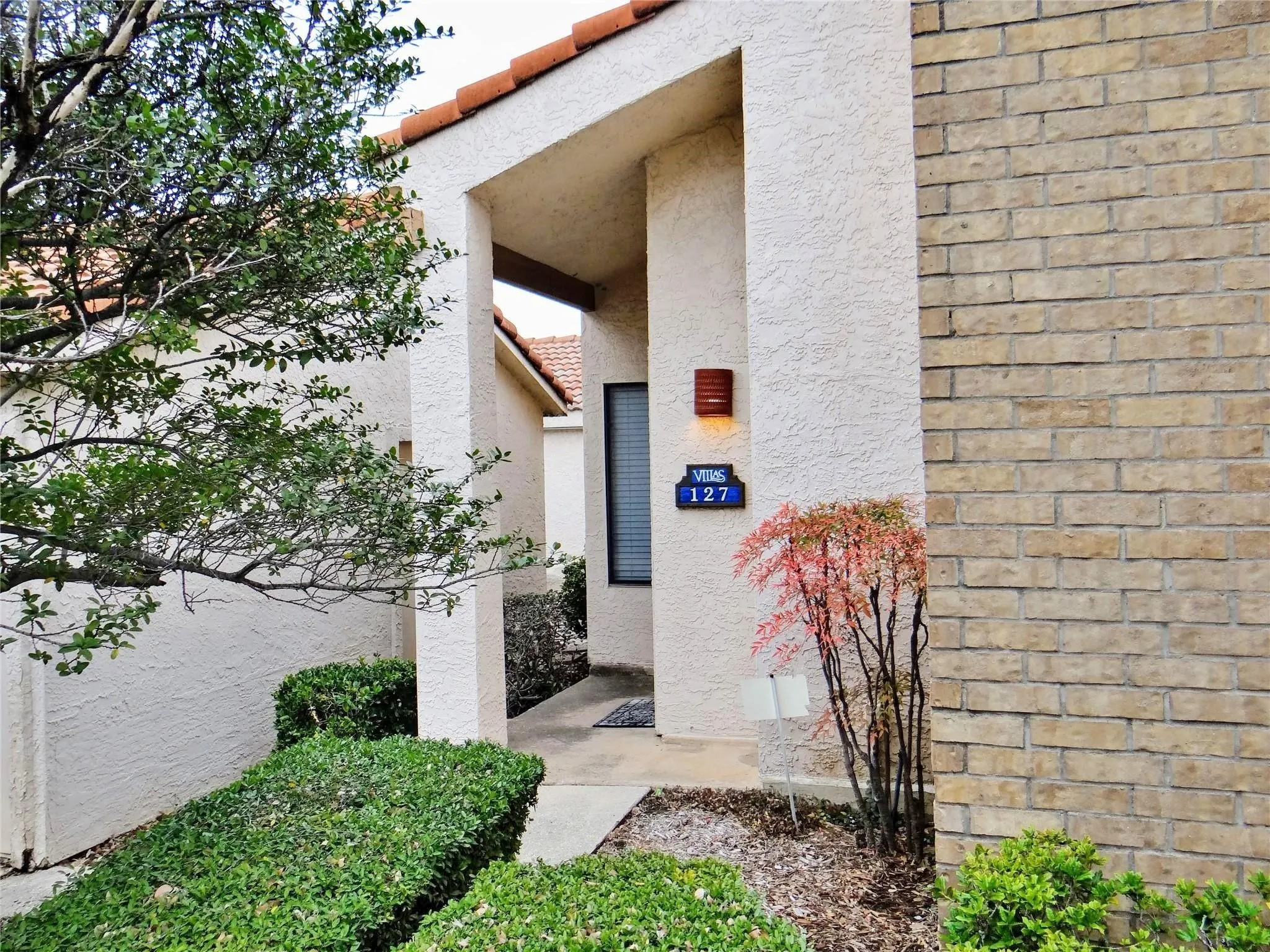 Townhouse For Sale in Dallas County , 517 Ranch Trail 127, Irving, Texas 75063, 2 Bedroom, 2 Bathroom, 1 Garage spaces, 1,189 Sqft, built in 1985, mls#21387766, Real Estate Agent in Irving, Homes For Sale in Dallas county, Homes For Sale in Irving, Realtor in Irving Texas, Real Estate Brokerage Independent Realty Texas, Luminita Cordes Realtor