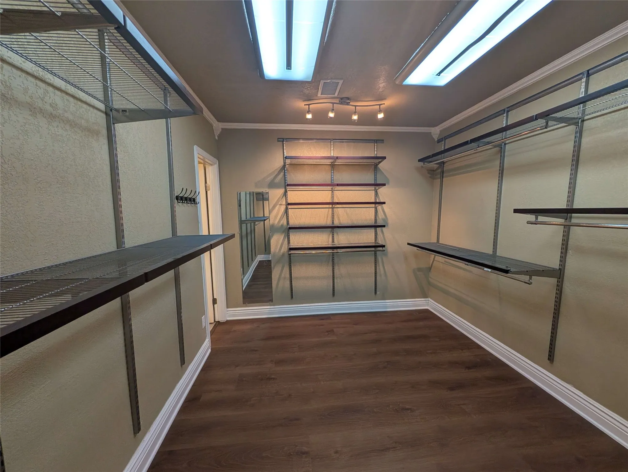 Single Family Residence For Rent in Denton County , 1940 Cedar Ridge Drive, Lewisville, Texas 75067, 3 Bedroom, 3 Bathroom, 2 Garage spaces, 2,141 Sqft, built in 1985, mls#21386545, Real Estate Agent in Lewisville, Homes For Rent in Denton county, Homes For Rent in Lewisville, Realtor in Lewisville Texas, Real Estate Brokerage Independent Realty Texas, Luminita Cordes Realtor