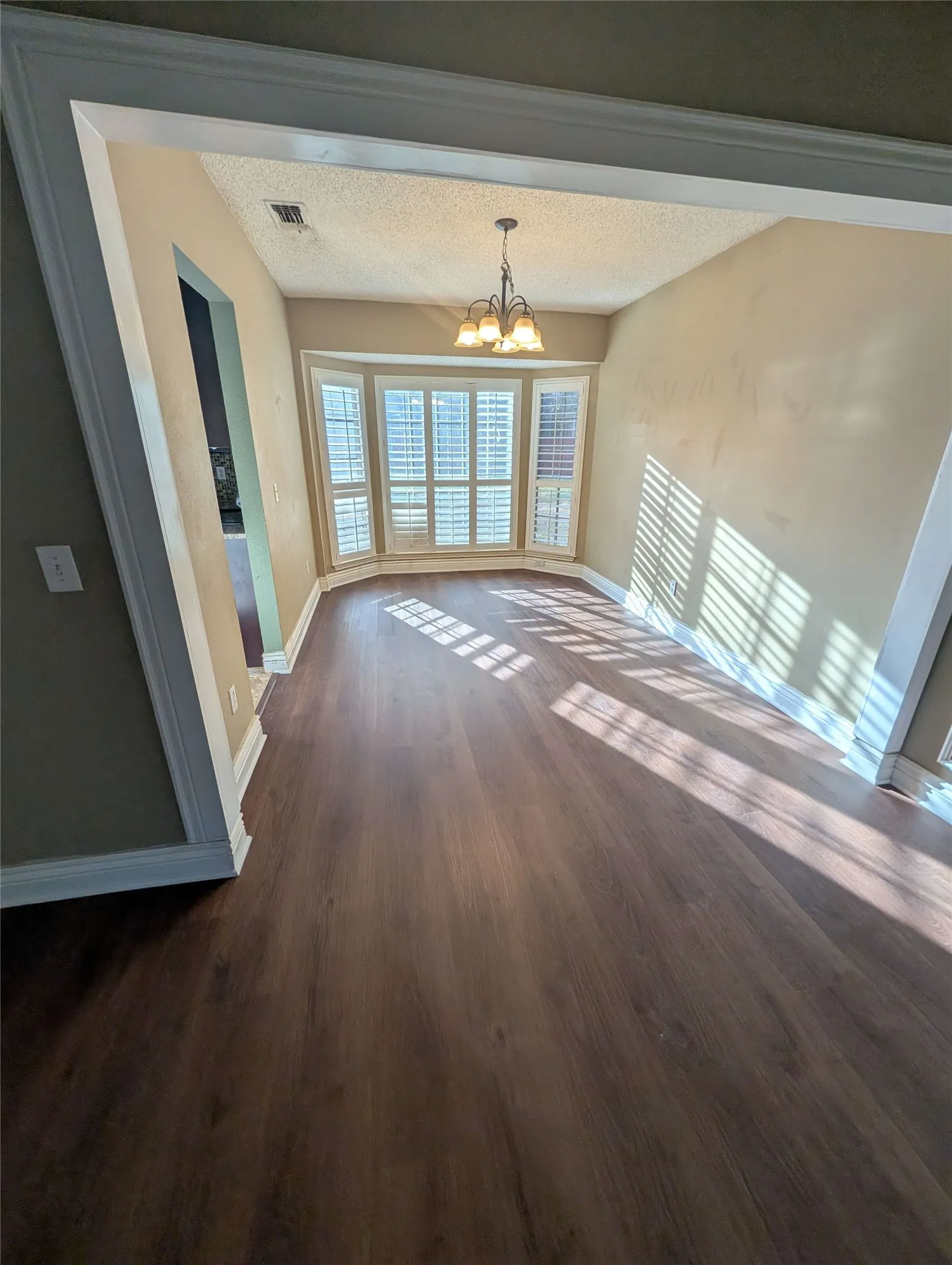 Single Family Residence For Rent in Denton County , 1940 Cedar Ridge Drive, Lewisville, Texas 75067, 3 Bedroom, 3 Bathroom, 2 Garage spaces, 2,141 Sqft, built in 1985, mls#21386545, Real Estate Agent in Lewisville, Homes For Rent in Denton county, Homes For Rent in Lewisville, Realtor in Lewisville Texas, Real Estate Brokerage Independent Realty Texas, Luminita Cordes Realtor