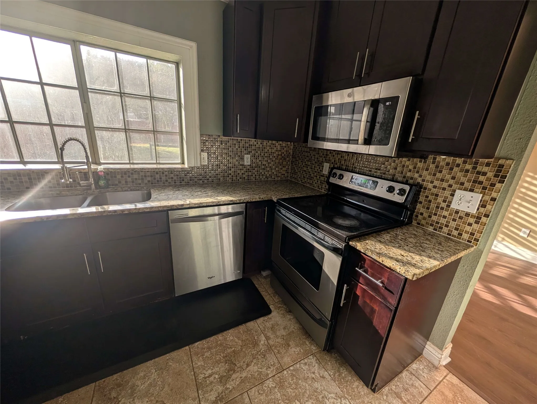 Single Family Residence For Rent in Denton County , 1940 Cedar Ridge Drive, Lewisville, Texas 75067, 3 Bedroom, 3 Bathroom, 2 Garage spaces, 2,141 Sqft, built in 1985, mls#21386545, Real Estate Agent in Lewisville, Homes For Rent in Denton county, Homes For Rent in Lewisville, Realtor in Lewisville Texas, Real Estate Brokerage Independent Realty Texas, Luminita Cordes Realtor