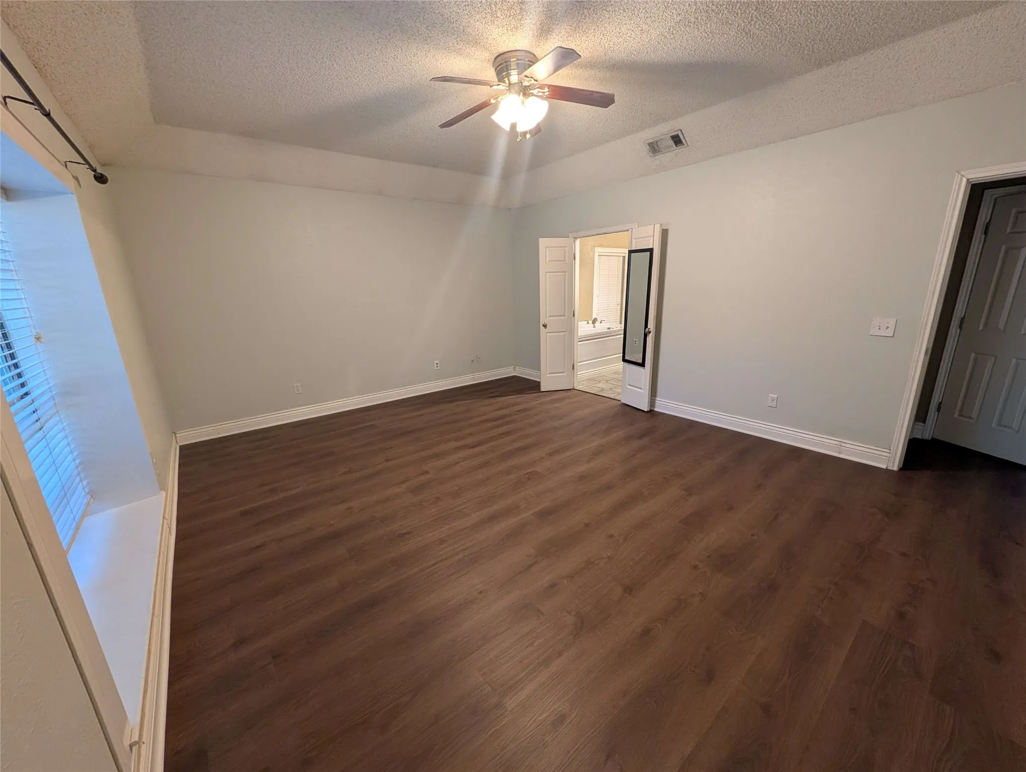Single Family Residence For Rent in Denton County , 1940 Cedar Ridge Drive, Lewisville, Texas 75067, 3 Bedroom, 3 Bathroom, 2 Garage spaces, 2,141 Sqft, built in 1985, mls#21386545, Real Estate Agent in Lewisville, Homes For Rent in Denton county, Homes For Rent in Lewisville, Realtor in Lewisville Texas, Real Estate Brokerage Independent Realty Texas, Luminita Cordes Realtor