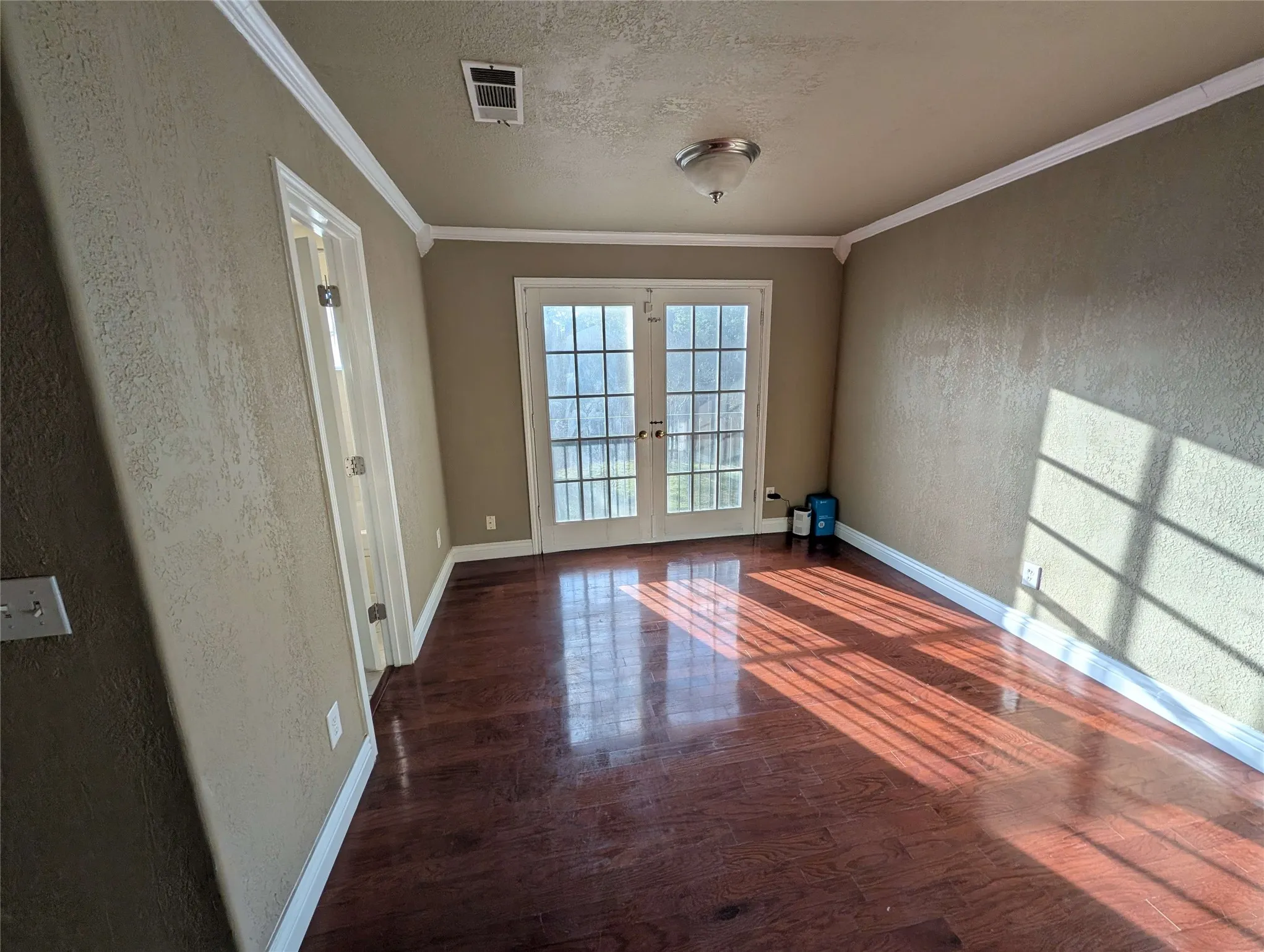 Single Family Residence For Rent in Denton County , 1940 Cedar Ridge Drive, Lewisville, Texas 75067, 3 Bedroom, 3 Bathroom, 2 Garage spaces, 2,141 Sqft, built in 1985, mls#21386545, Real Estate Agent in Lewisville, Homes For Rent in Denton county, Homes For Rent in Lewisville, Realtor in Lewisville Texas, Real Estate Brokerage Independent Realty Texas, Luminita Cordes Realtor