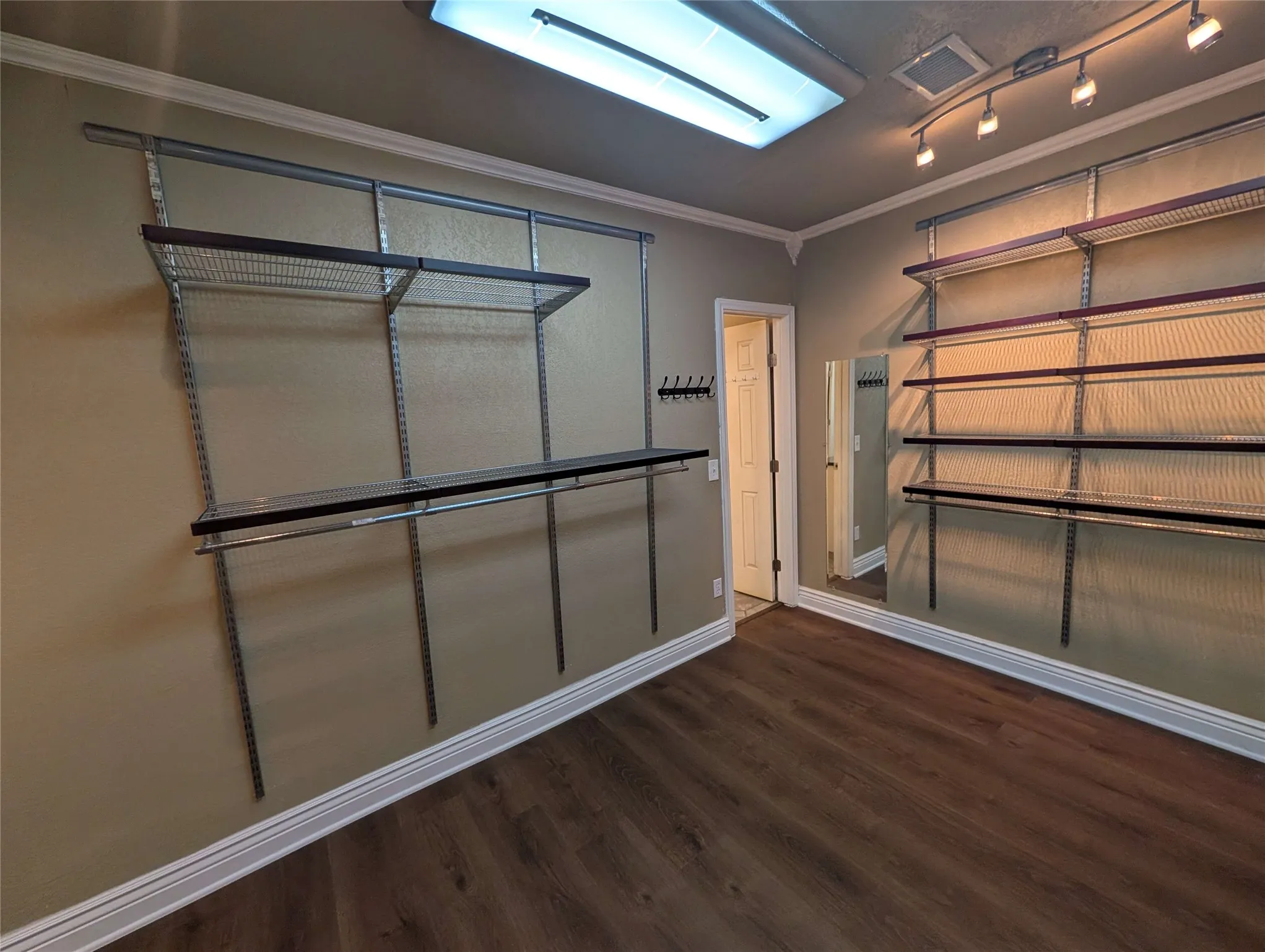 Single Family Residence For Rent in Denton County , 1940 Cedar Ridge Drive, Lewisville, Texas 75067, 3 Bedroom, 3 Bathroom, 2 Garage spaces, 2,141 Sqft, built in 1985, mls#21386545, Real Estate Agent in Lewisville, Homes For Rent in Denton county, Homes For Rent in Lewisville, Realtor in Lewisville Texas, Real Estate Brokerage Independent Realty Texas, Luminita Cordes Realtor