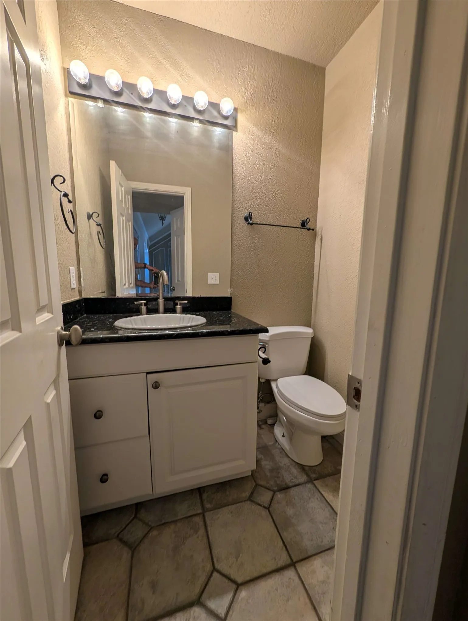 Single Family Residence For Rent in Denton County , 1940 Cedar Ridge Drive, Lewisville, Texas 75067, 3 Bedroom, 3 Bathroom, 2 Garage spaces, 2,141 Sqft, built in 1985, mls#21386545, Real Estate Agent in Lewisville, Homes For Rent in Denton county, Homes For Rent in Lewisville, Realtor in Lewisville Texas, Real Estate Brokerage Independent Realty Texas, Luminita Cordes Realtor
