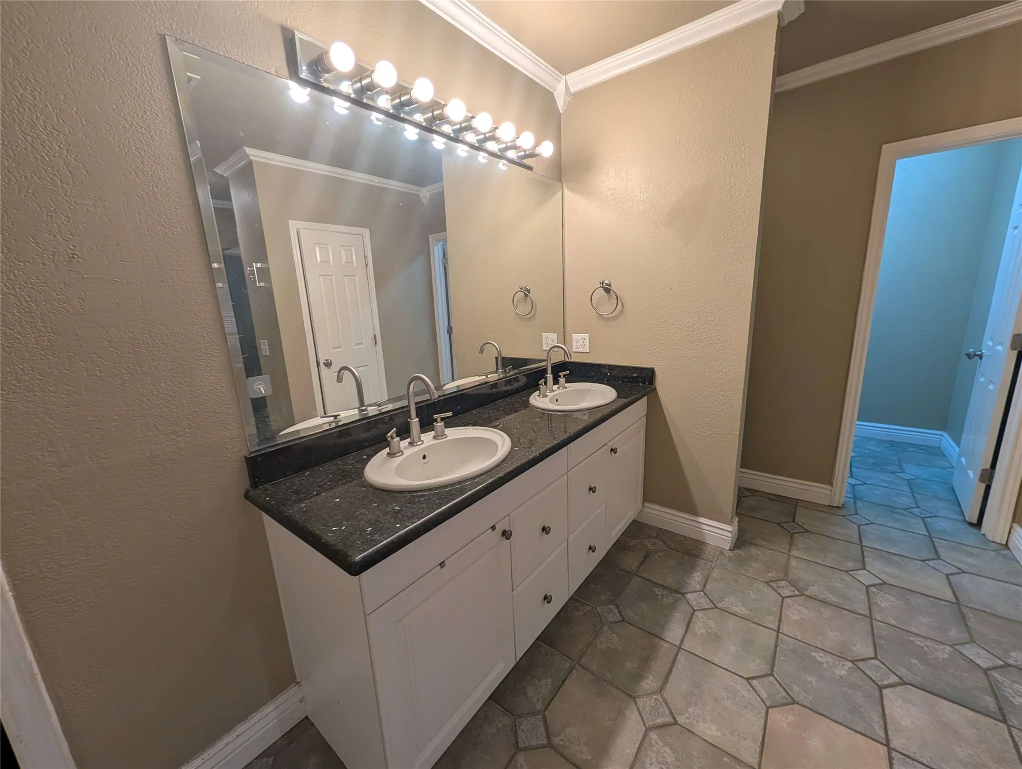 Single Family Residence For Rent in Denton County , 1940 Cedar Ridge Drive, Lewisville, Texas 75067, 3 Bedroom, 3 Bathroom, 2 Garage spaces, 2,141 Sqft, built in 1985, mls#21386545, Real Estate Agent in Lewisville, Homes For Rent in Denton county, Homes For Rent in Lewisville, Realtor in Lewisville Texas, Real Estate Brokerage Independent Realty Texas, Luminita Cordes Realtor