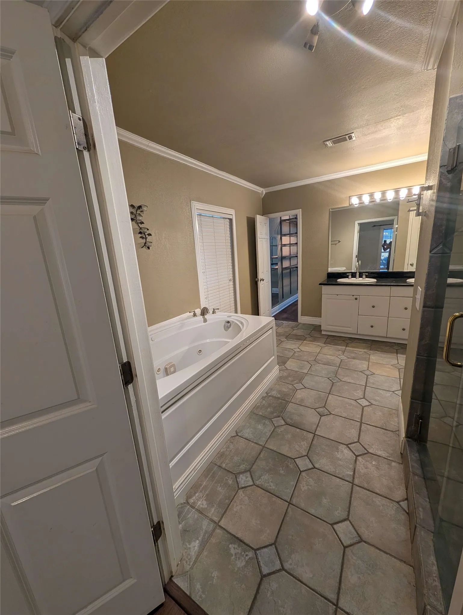 Single Family Residence For Rent in Denton County , 1940 Cedar Ridge Drive, Lewisville, Texas 75067, 3 Bedroom, 3 Bathroom, 2 Garage spaces, 2,141 Sqft, built in 1985, mls#21386545, Real Estate Agent in Lewisville, Homes For Rent in Denton county, Homes For Rent in Lewisville, Realtor in Lewisville Texas, Real Estate Brokerage Independent Realty Texas, Luminita Cordes Realtor