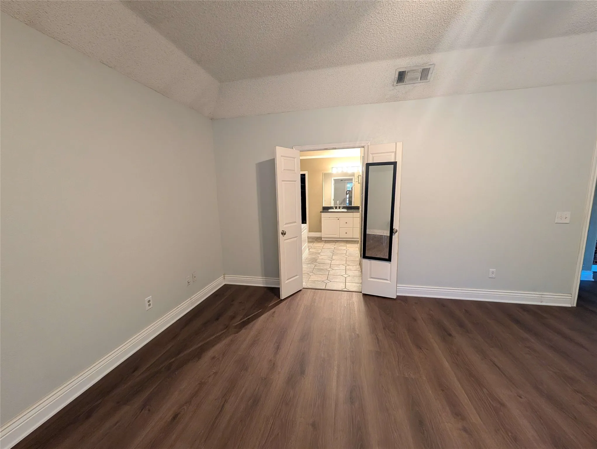 Single Family Residence For Rent in Denton County , 1940 Cedar Ridge Drive, Lewisville, Texas 75067, 3 Bedroom, 3 Bathroom, 2 Garage spaces, 2,141 Sqft, built in 1985, mls#21386545, Real Estate Agent in Lewisville, Homes For Rent in Denton county, Homes For Rent in Lewisville, Realtor in Lewisville Texas, Real Estate Brokerage Independent Realty Texas, Luminita Cordes Realtor