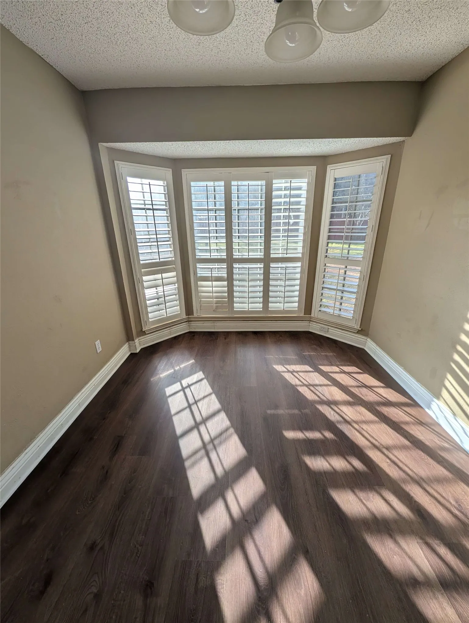 Single Family Residence For Rent in Denton County , 1940 Cedar Ridge Drive, Lewisville, Texas 75067, 3 Bedroom, 3 Bathroom, 2 Garage spaces, 2,141 Sqft, built in 1985, mls#21386545, Real Estate Agent in Lewisville, Homes For Rent in Denton county, Homes For Rent in Lewisville, Realtor in Lewisville Texas, Real Estate Brokerage Independent Realty Texas, Luminita Cordes Realtor