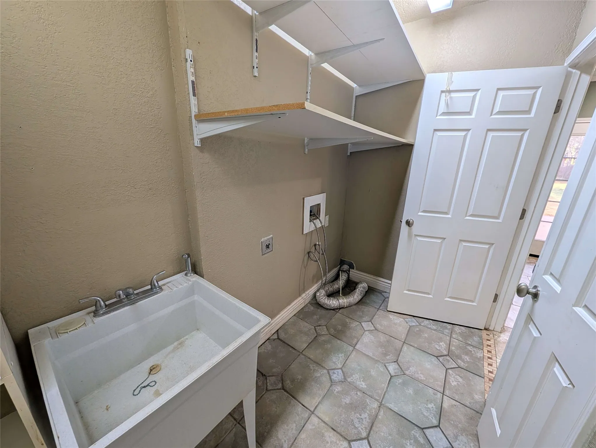 Single Family Residence For Rent in Denton County , 1940 Cedar Ridge Drive, Lewisville, Texas 75067, 3 Bedroom, 3 Bathroom, 2 Garage spaces, 2,141 Sqft, built in 1985, mls#21386545, Real Estate Agent in Lewisville, Homes For Rent in Denton county, Homes For Rent in Lewisville, Realtor in Lewisville Texas, Real Estate Brokerage Independent Realty Texas, Luminita Cordes Realtor