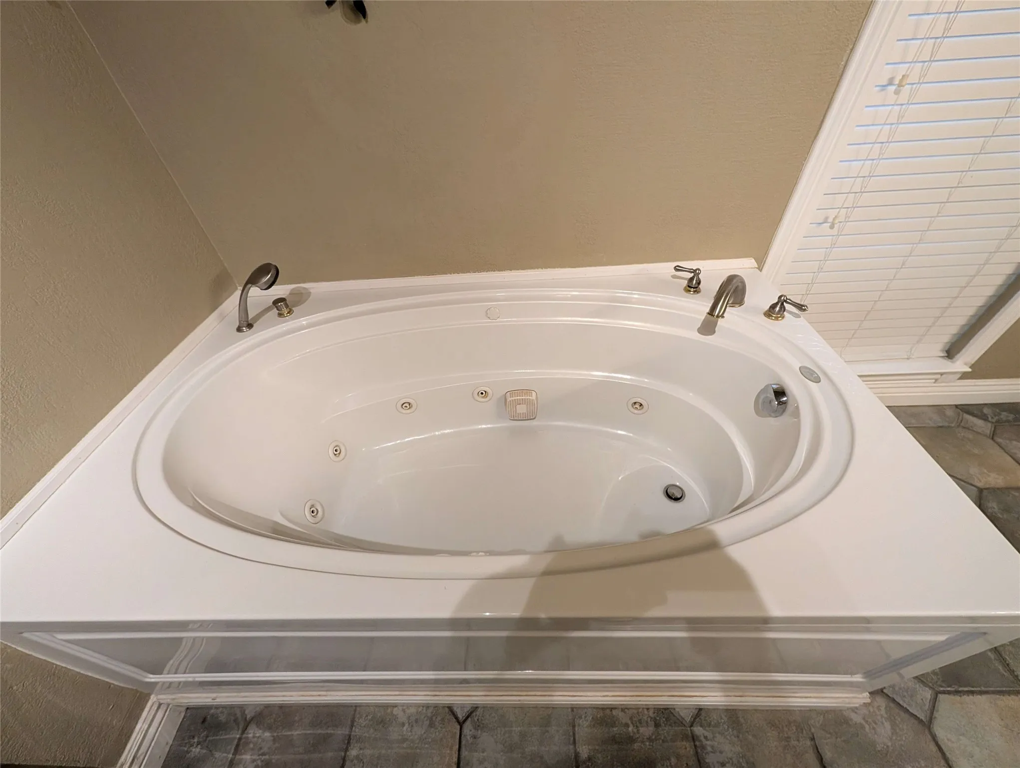 Single Family Residence For Rent in Denton County , 1940 Cedar Ridge Drive, Lewisville, Texas 75067, 3 Bedroom, 3 Bathroom, 2 Garage spaces, 2,141 Sqft, built in 1985, mls#21386545, Real Estate Agent in Lewisville, Homes For Rent in Denton county, Homes For Rent in Lewisville, Realtor in Lewisville Texas, Real Estate Brokerage Independent Realty Texas, Luminita Cordes Realtor