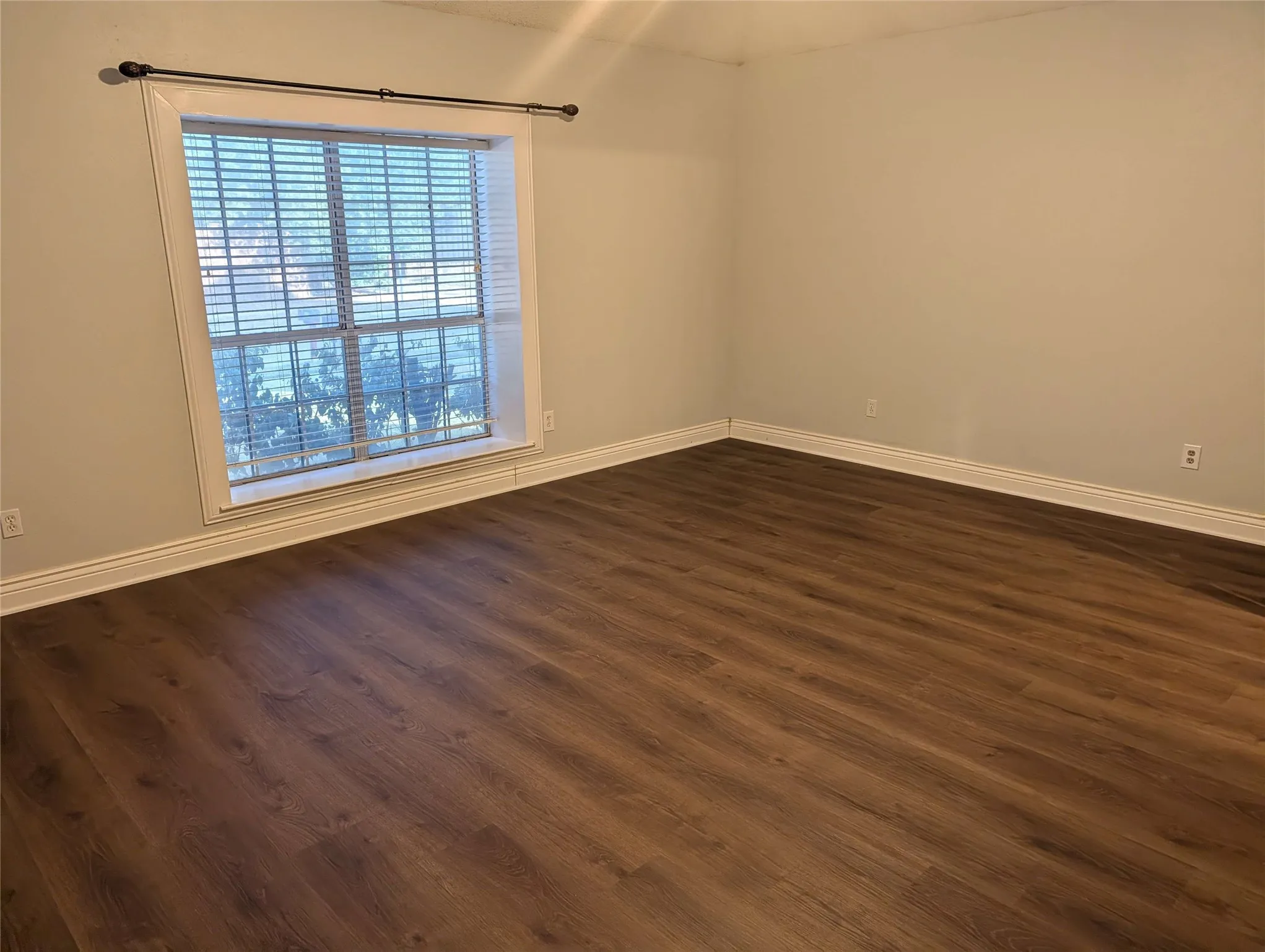 Single Family Residence For Rent in Denton County , 1940 Cedar Ridge Drive, Lewisville, Texas 75067, 3 Bedroom, 3 Bathroom, 2 Garage spaces, 2,141 Sqft, built in 1985, mls#21386545, Real Estate Agent in Lewisville, Homes For Rent in Denton county, Homes For Rent in Lewisville, Realtor in Lewisville Texas, Real Estate Brokerage Independent Realty Texas, Luminita Cordes Realtor